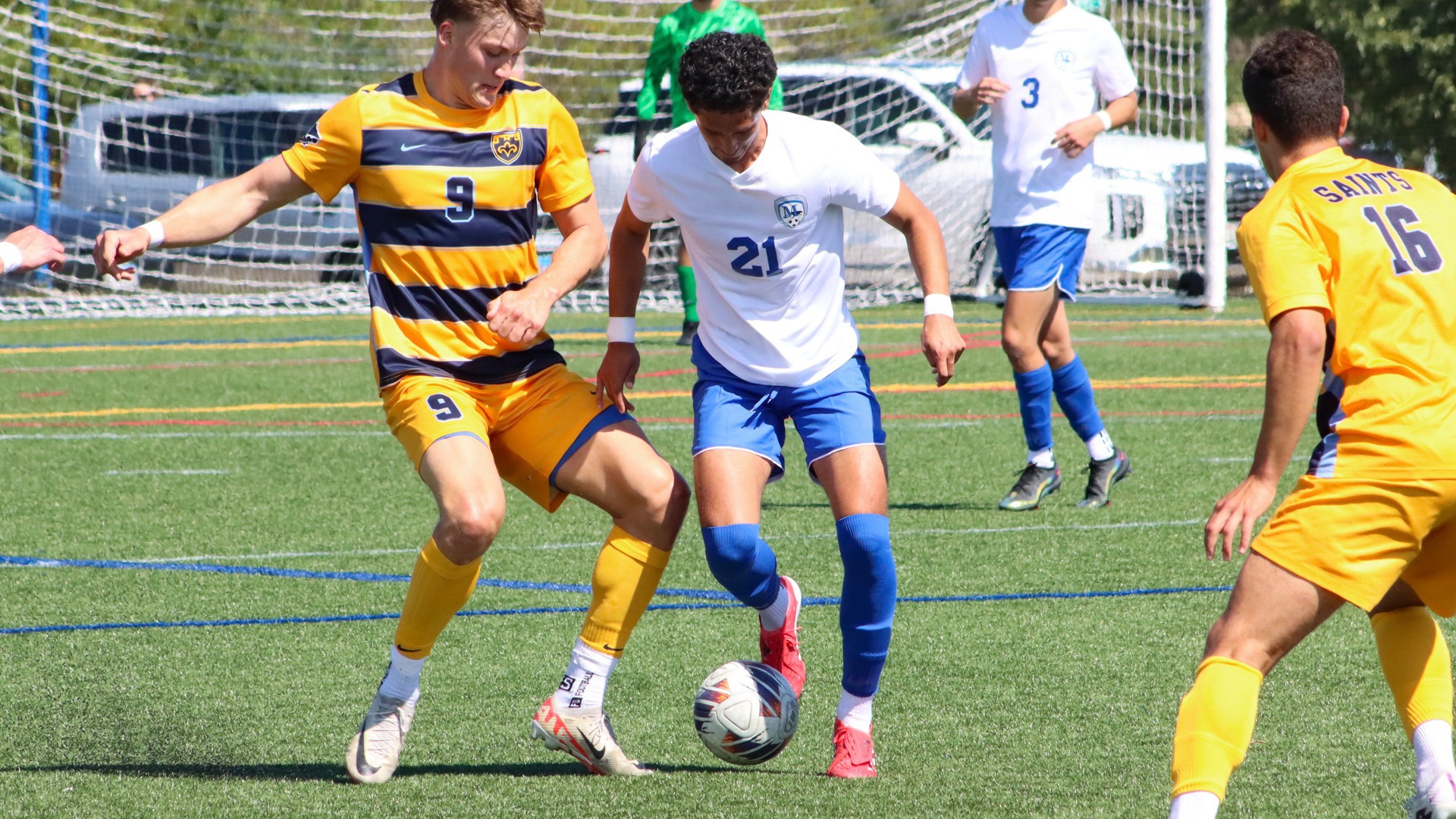 Kairo Machuca dribbles