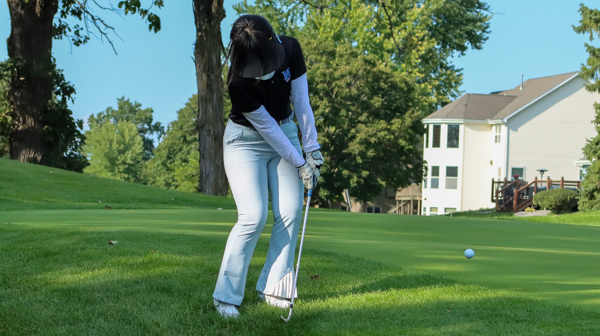 Yinan Lu golfs
