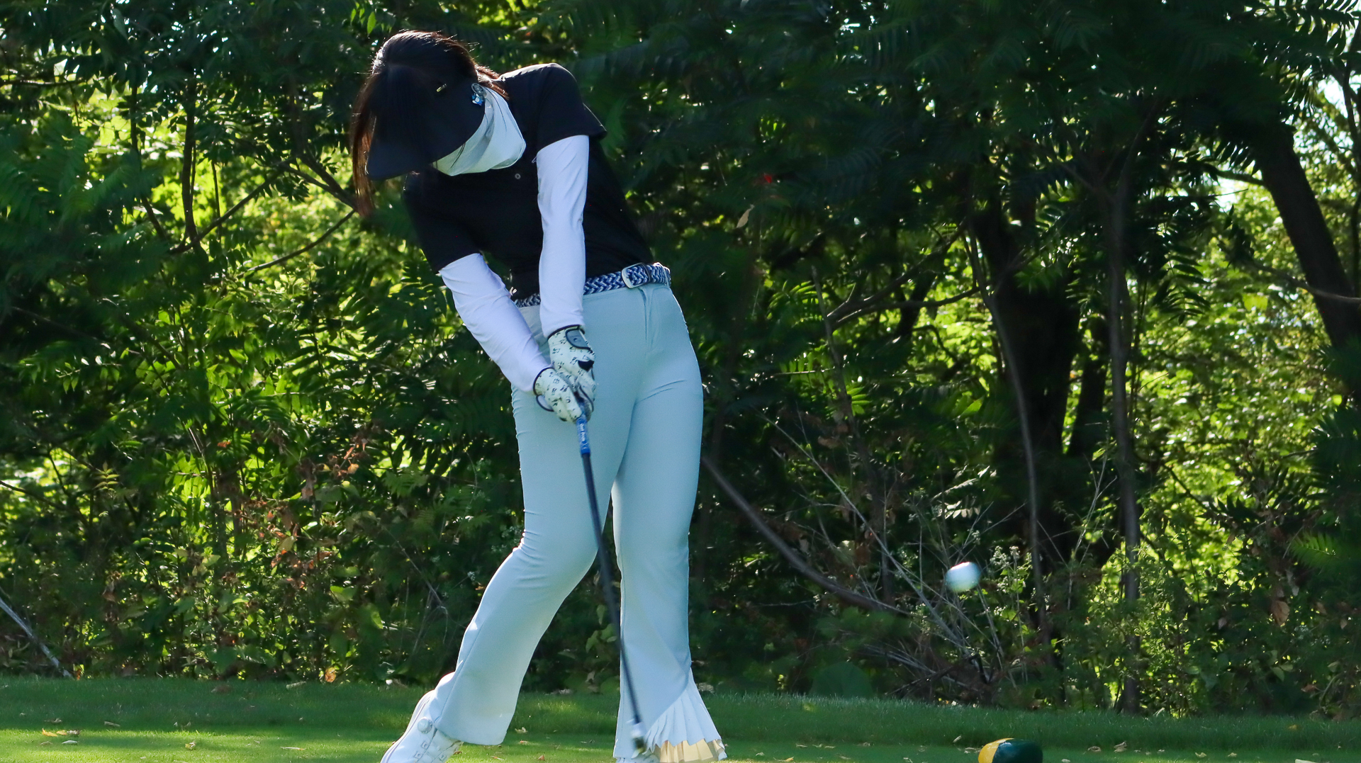 Yinan Lu golfs
