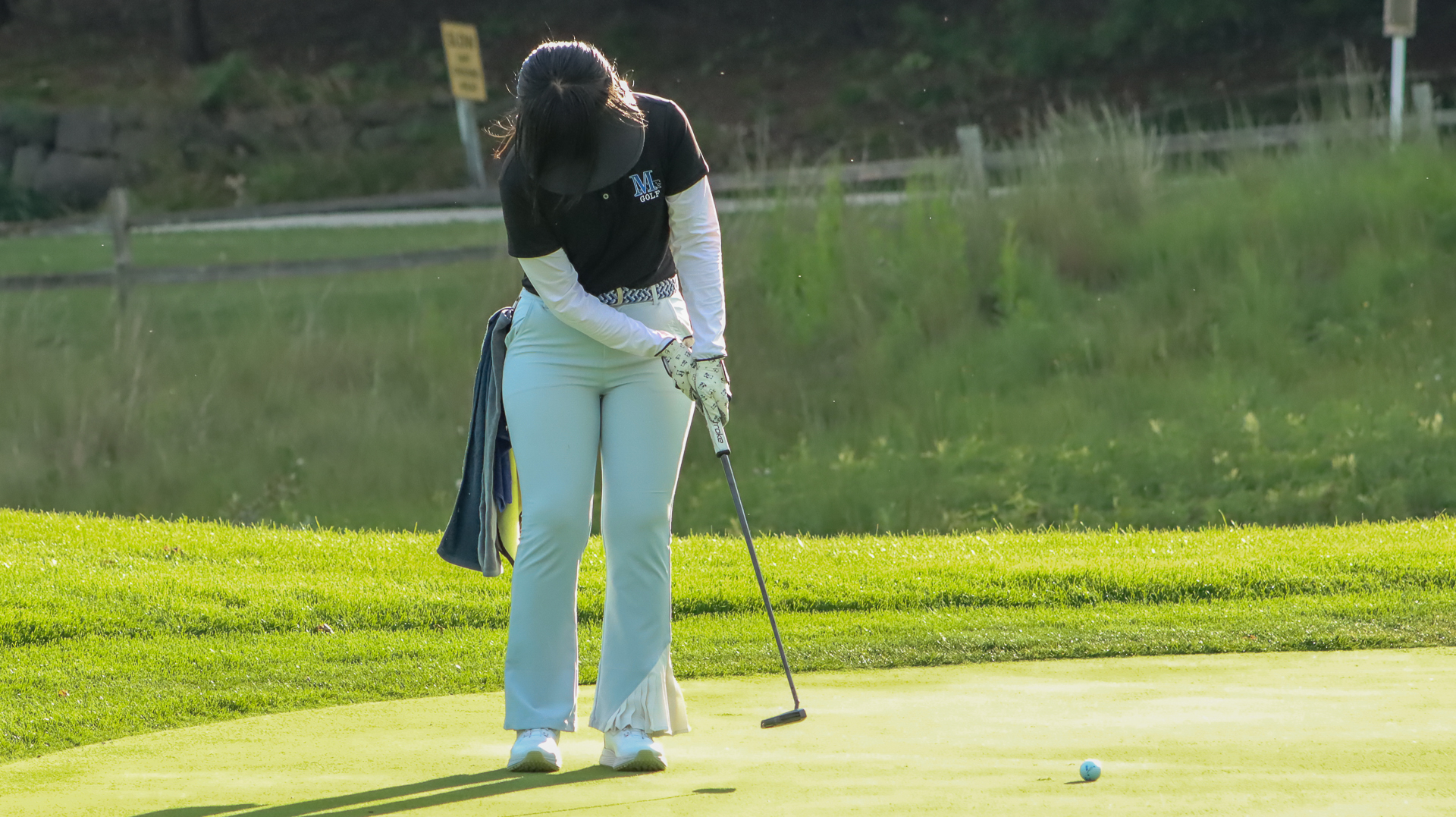 Yinan Lu golfs