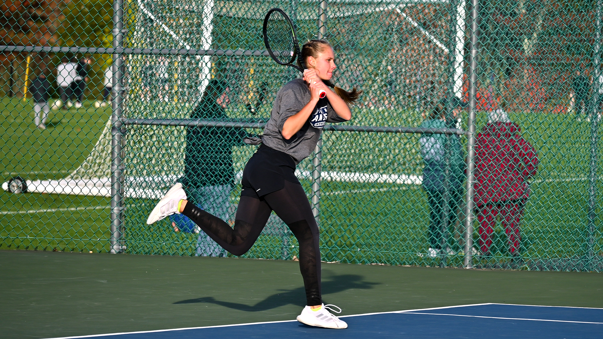 Makarenko takes backhand shot