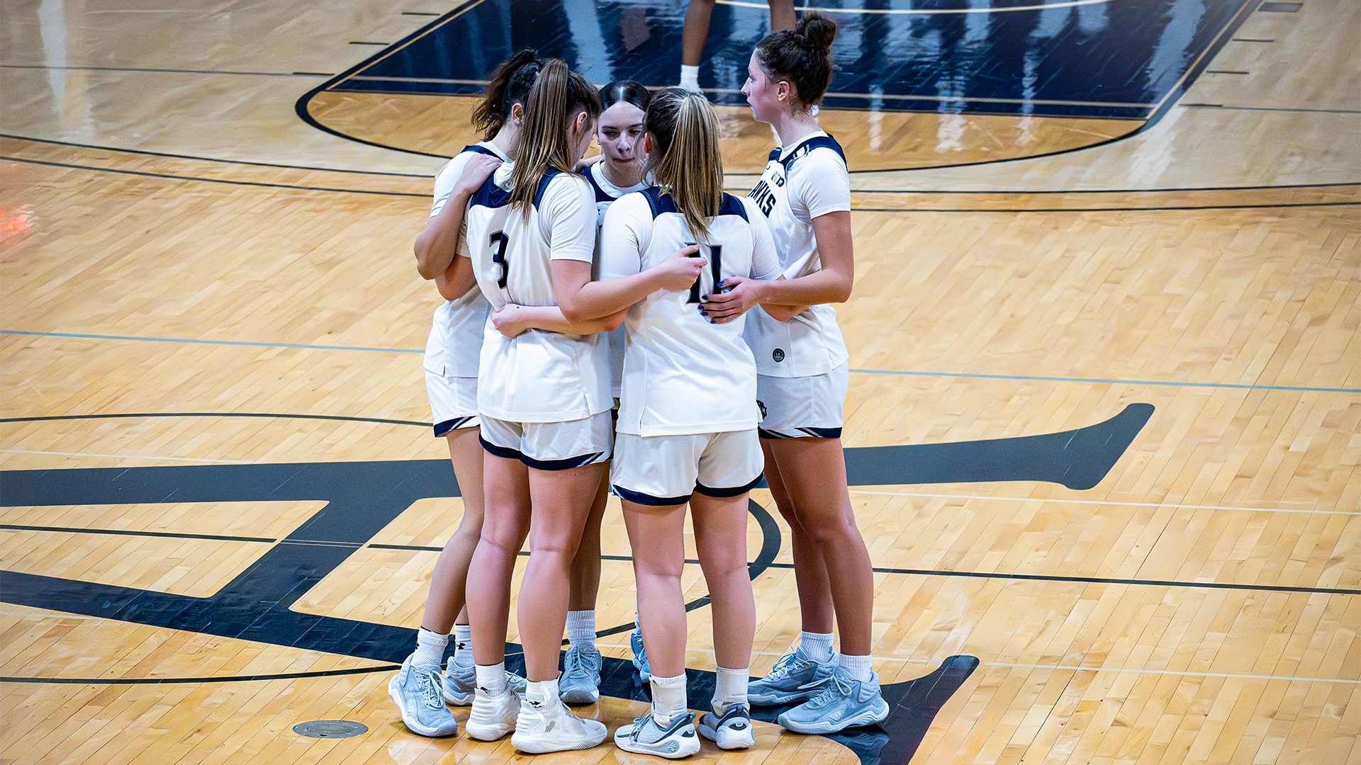 WBB Team Huddle vs AIC