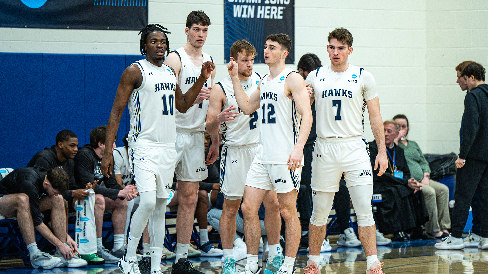 MBB Team Huddle at NCAA Tourney