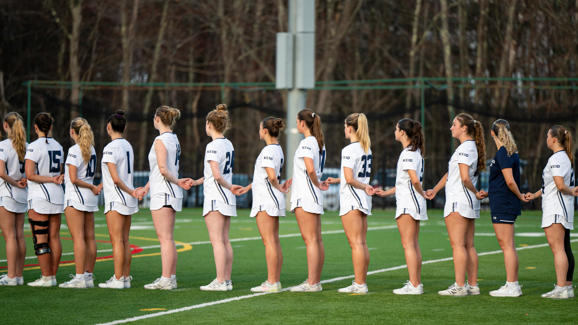 Women's lacrosse team honors national anthem