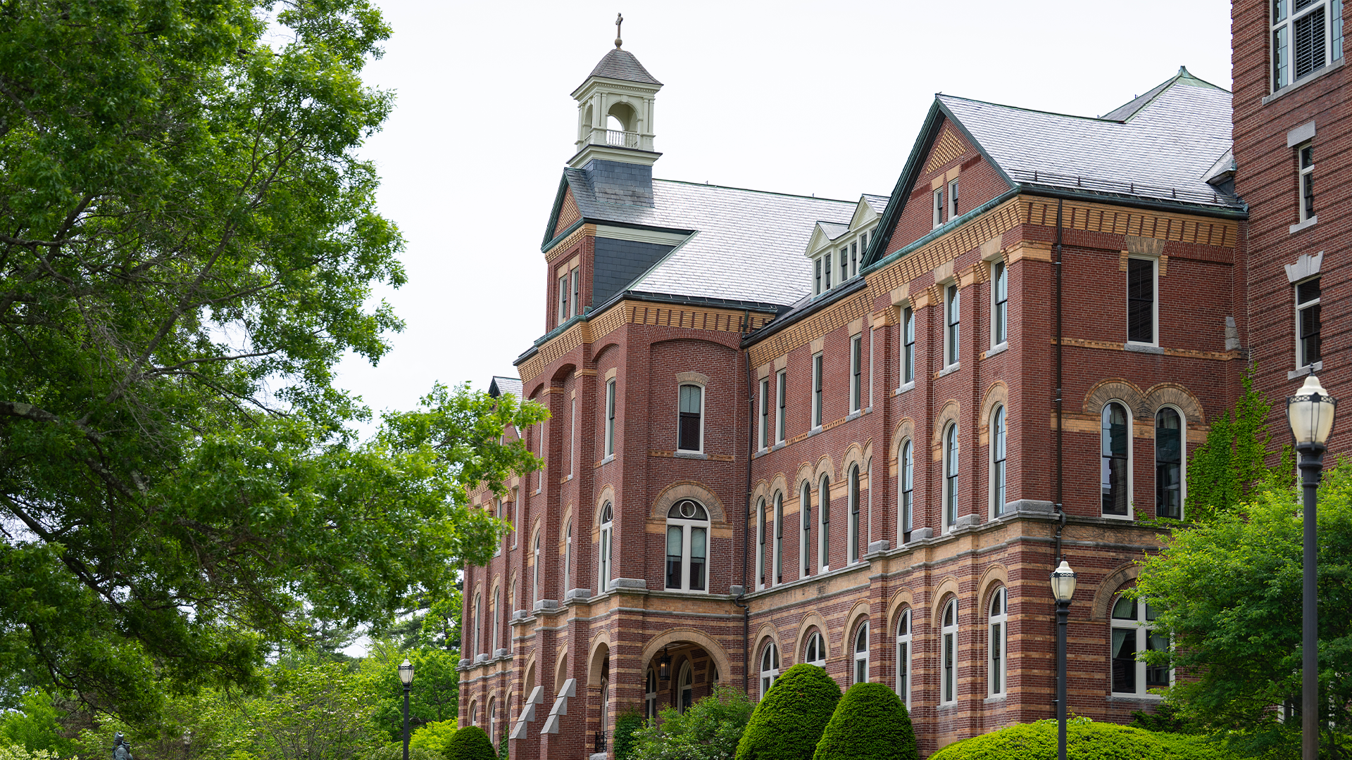 Photo of Saint Anselm College's Alumni Hall