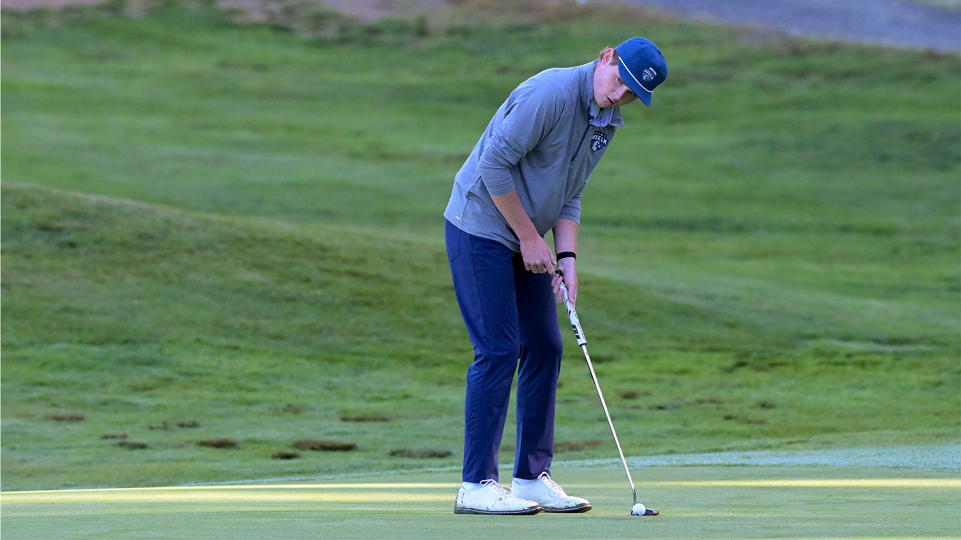 Jack Murray putts on the green. 