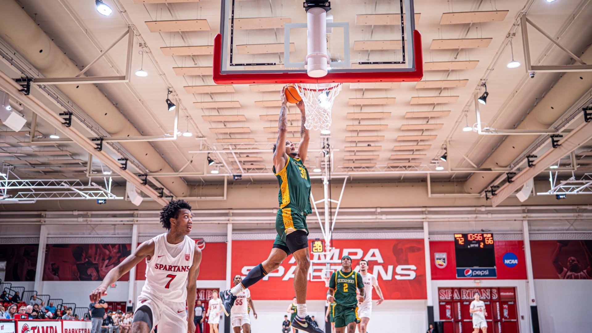 D Hill dunking at Tampa 2026