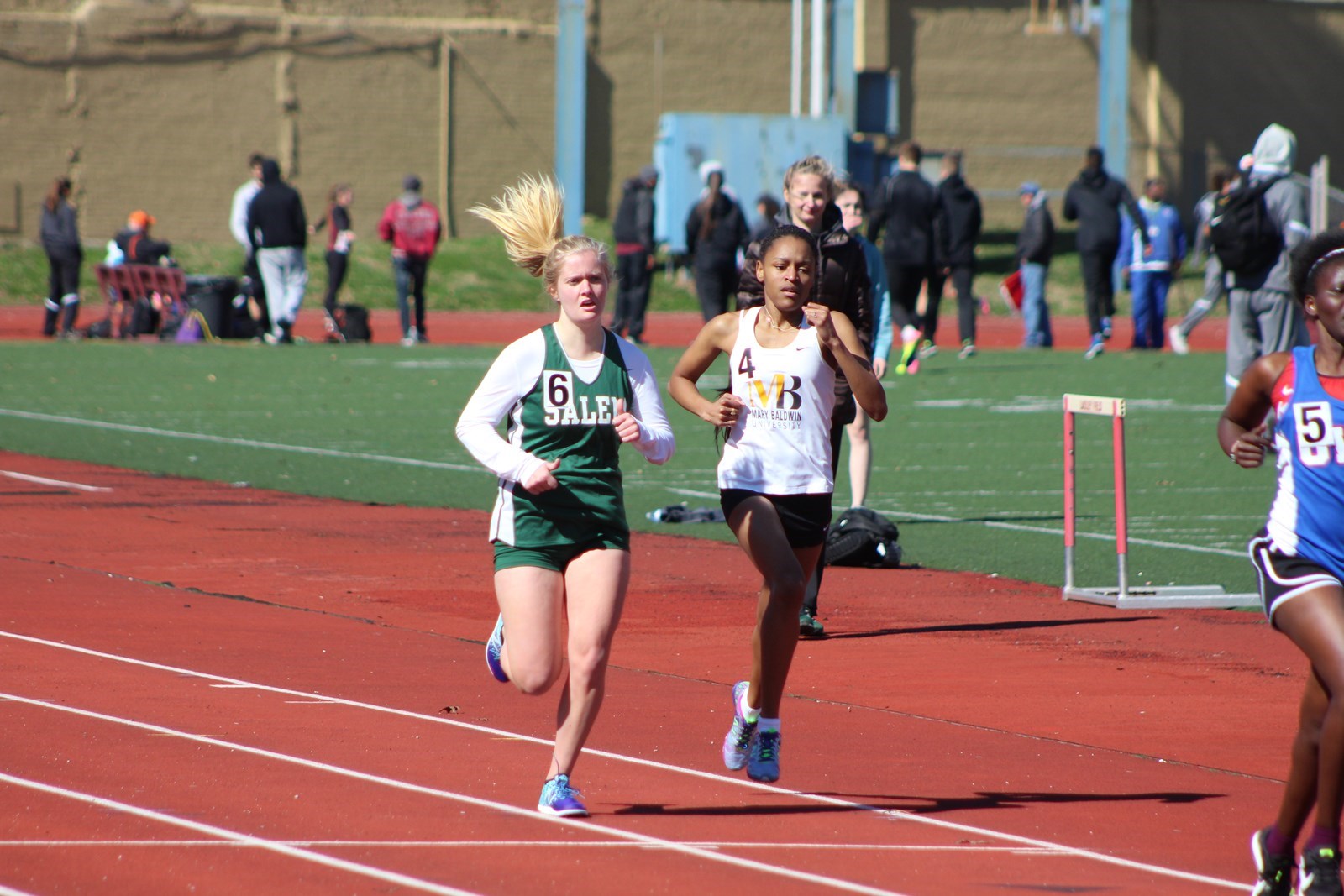 Julia Nilsson runs to the finish line. 