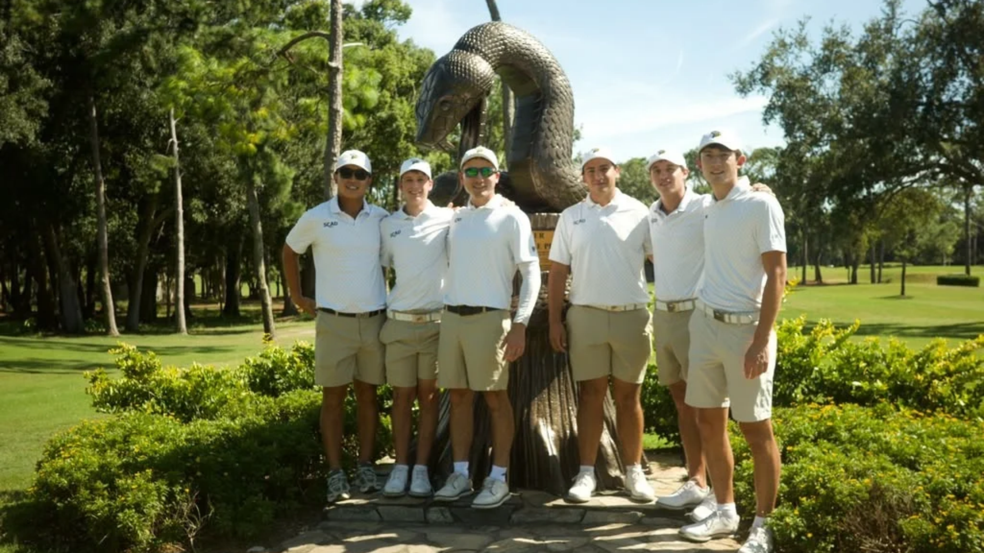 Men's Golf poses as a group at Invite at Innisbrook.