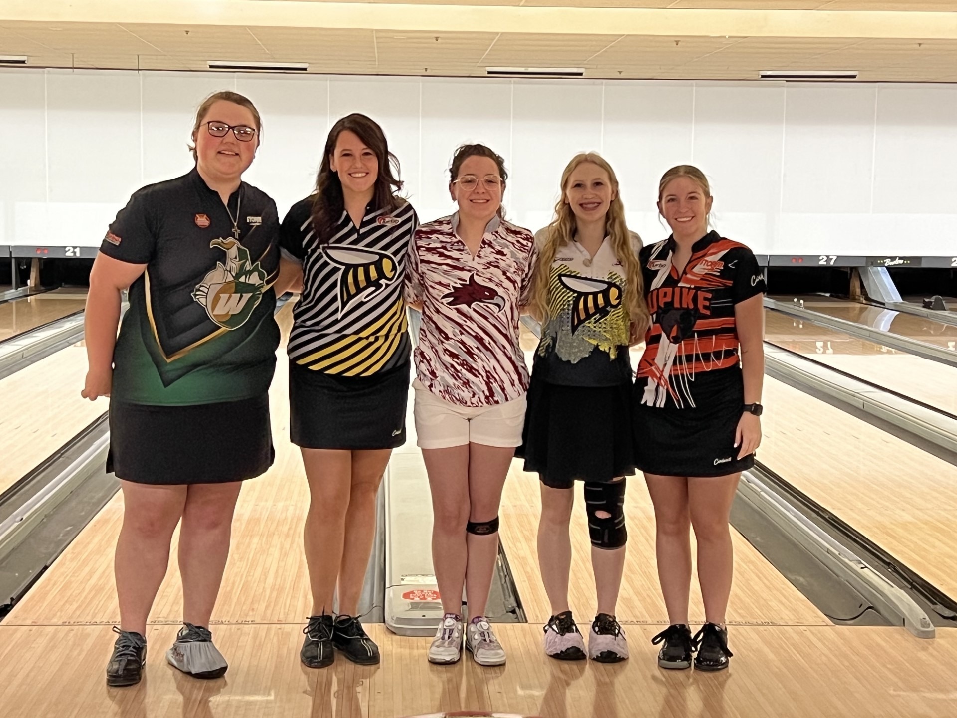 Mara Geiwitz stands with other competitors at NAIA Southeast Open.