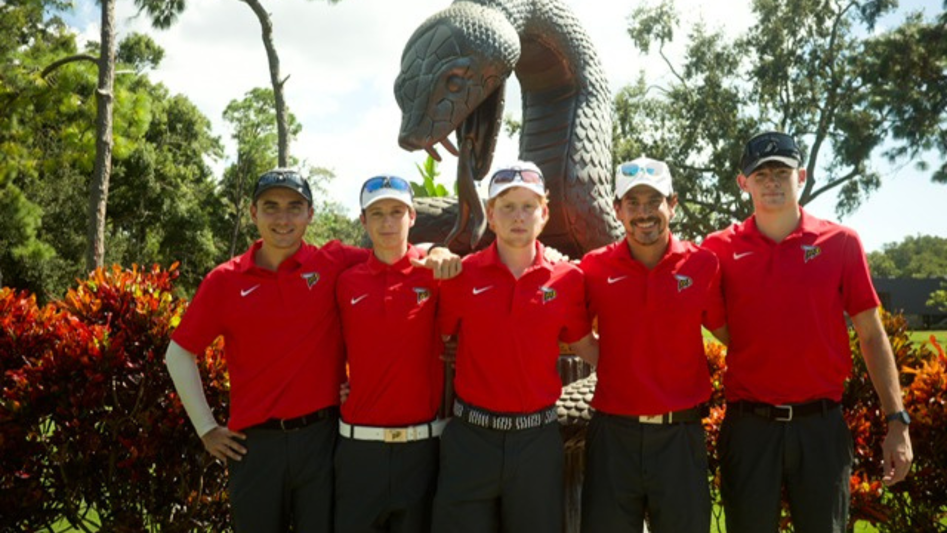 Men's Golf poses as a group after the Invite at Innisbrook. 