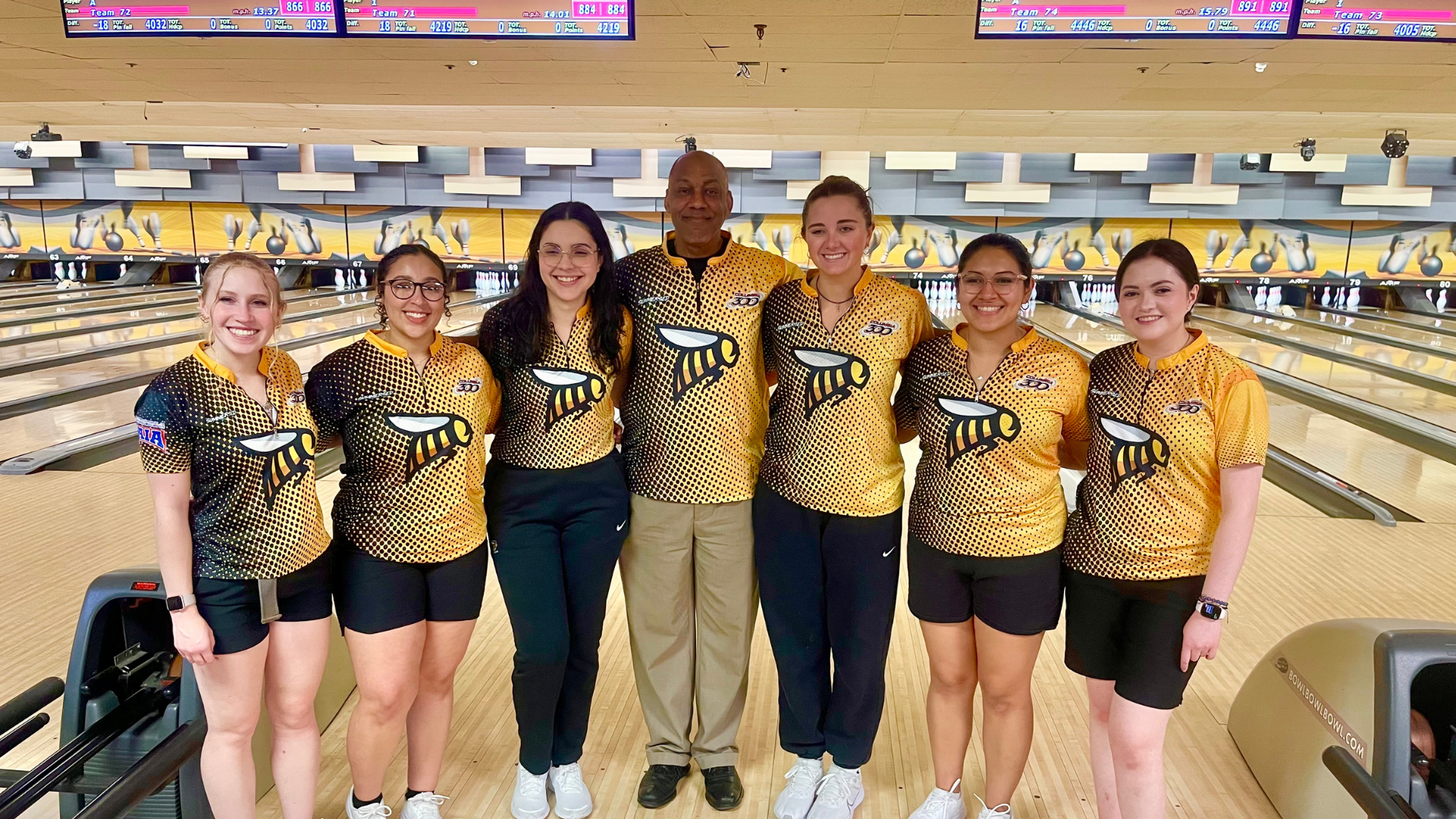 Lady Bee Bowlers pose after ISBPA Midwest Collegiate Shootout