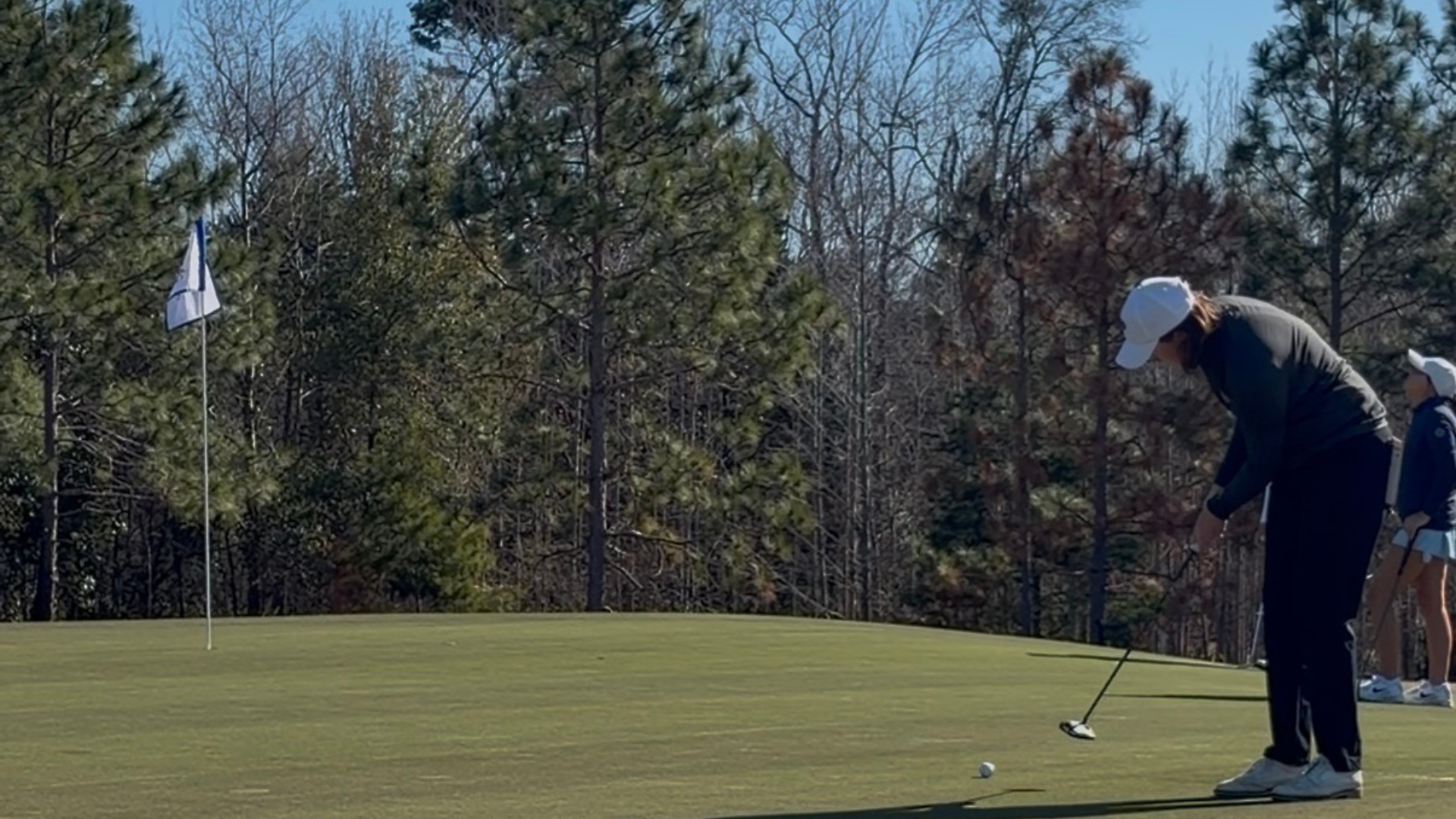 Amanda Jurander takes a shot at Kinderlou Forest Invite