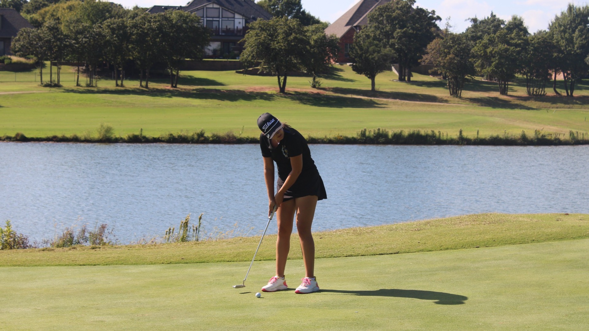 Carley Button putting