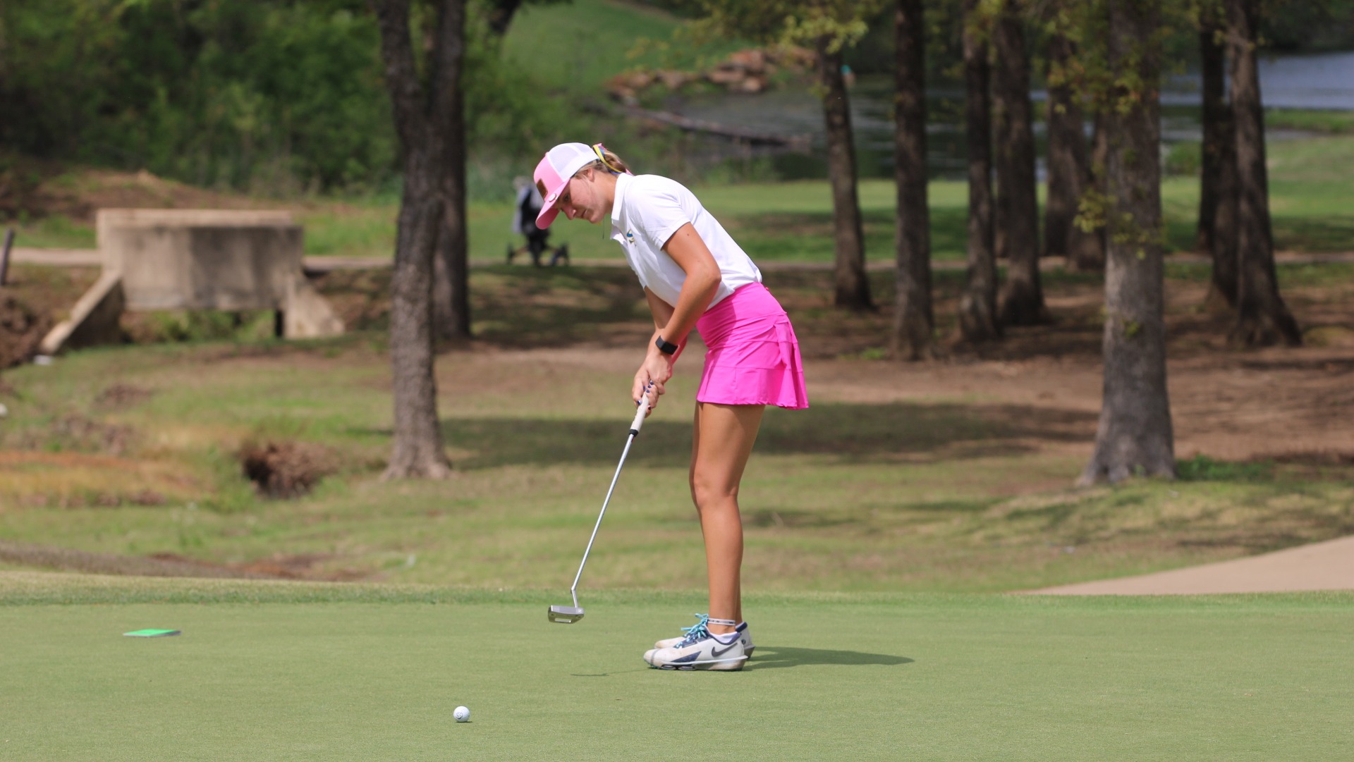 Kaeli Drake putting