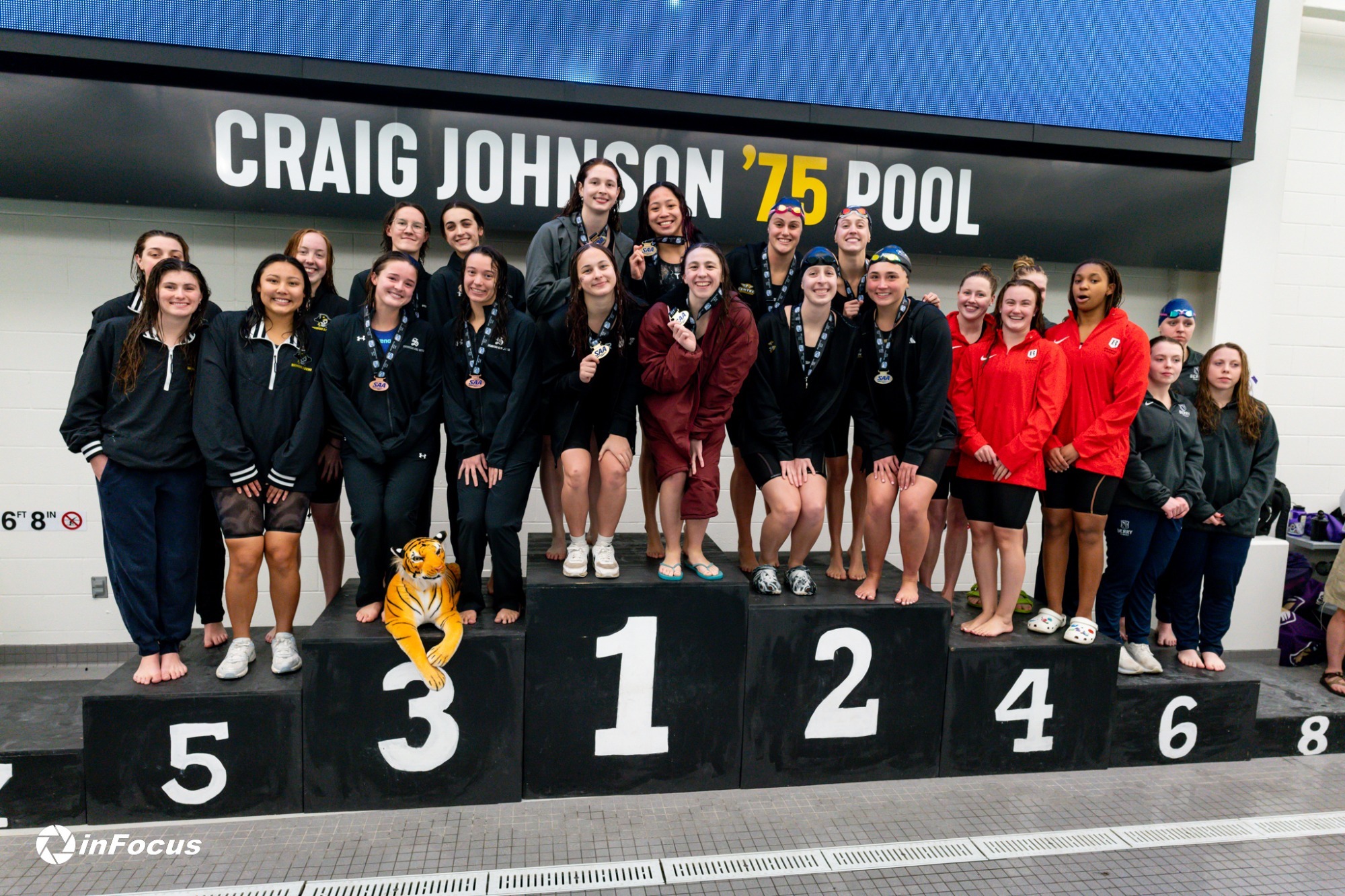 women's 200 freestyle relay places 3rd, sets school record