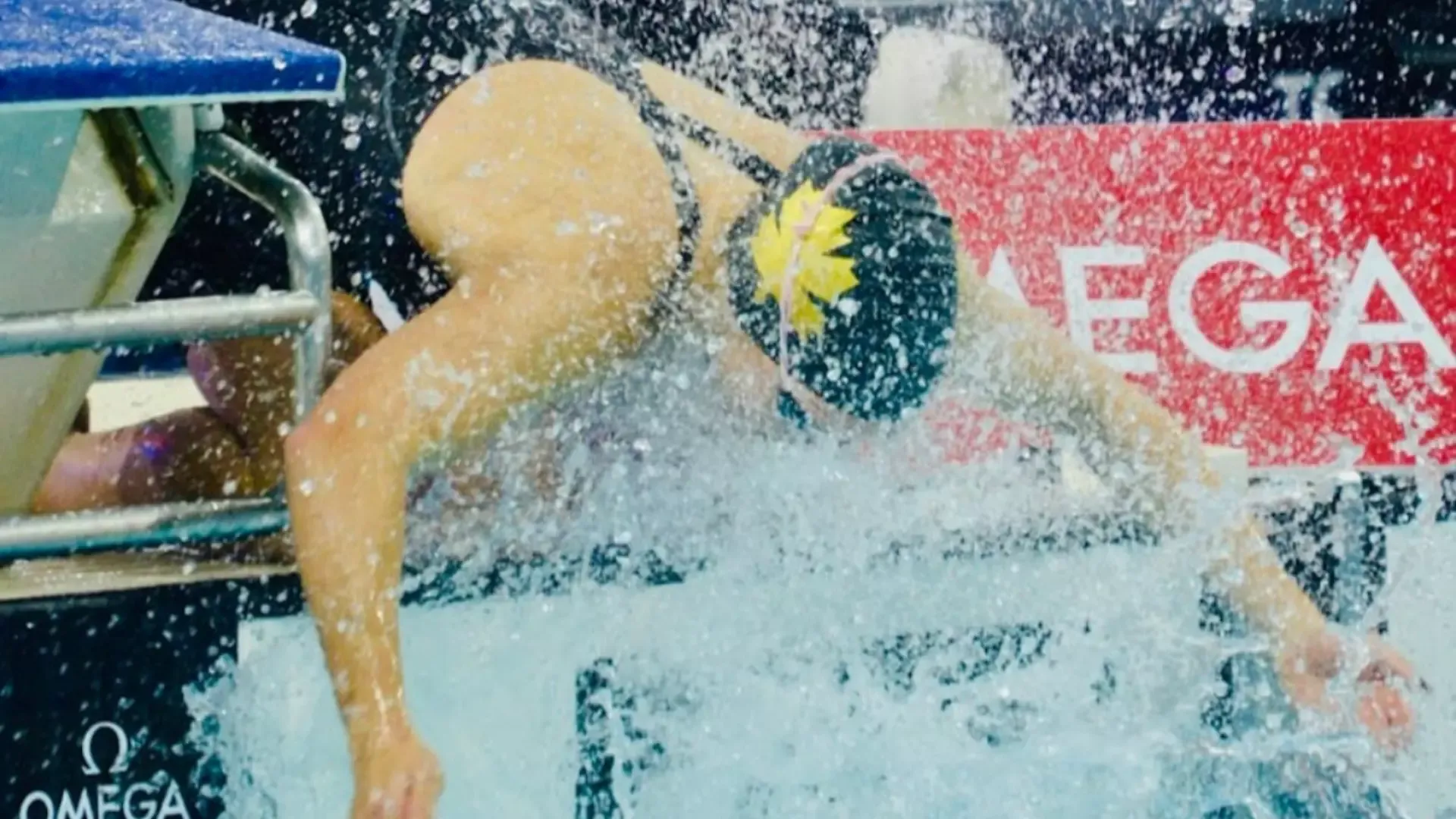 Tori Meklensek splashes water into her face before competing at the 2025 World Cup Aquatics event