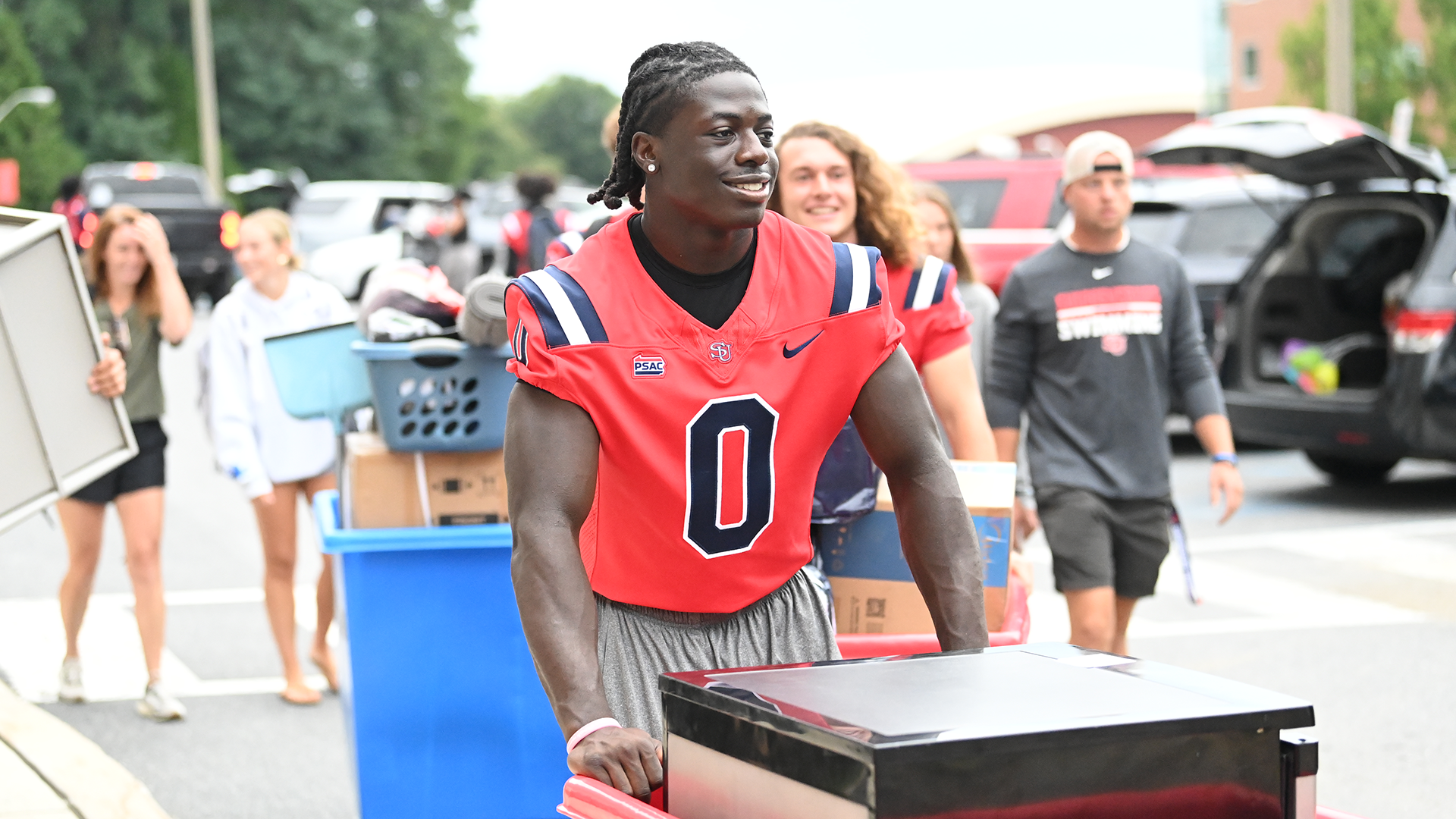 Football's Chris Adegunle assists with 2026 Fall Move-In at SHIP