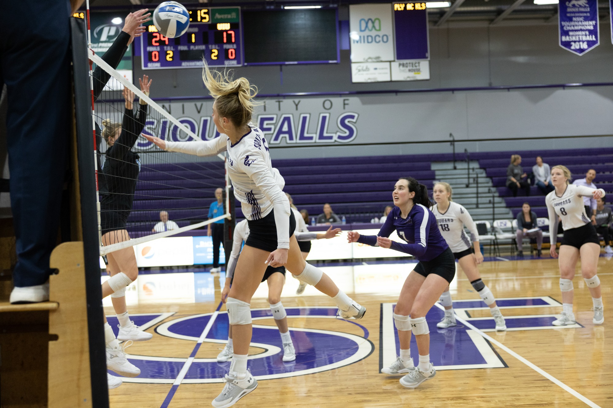 Volleyball Sweeps Crookston to Advance to 94