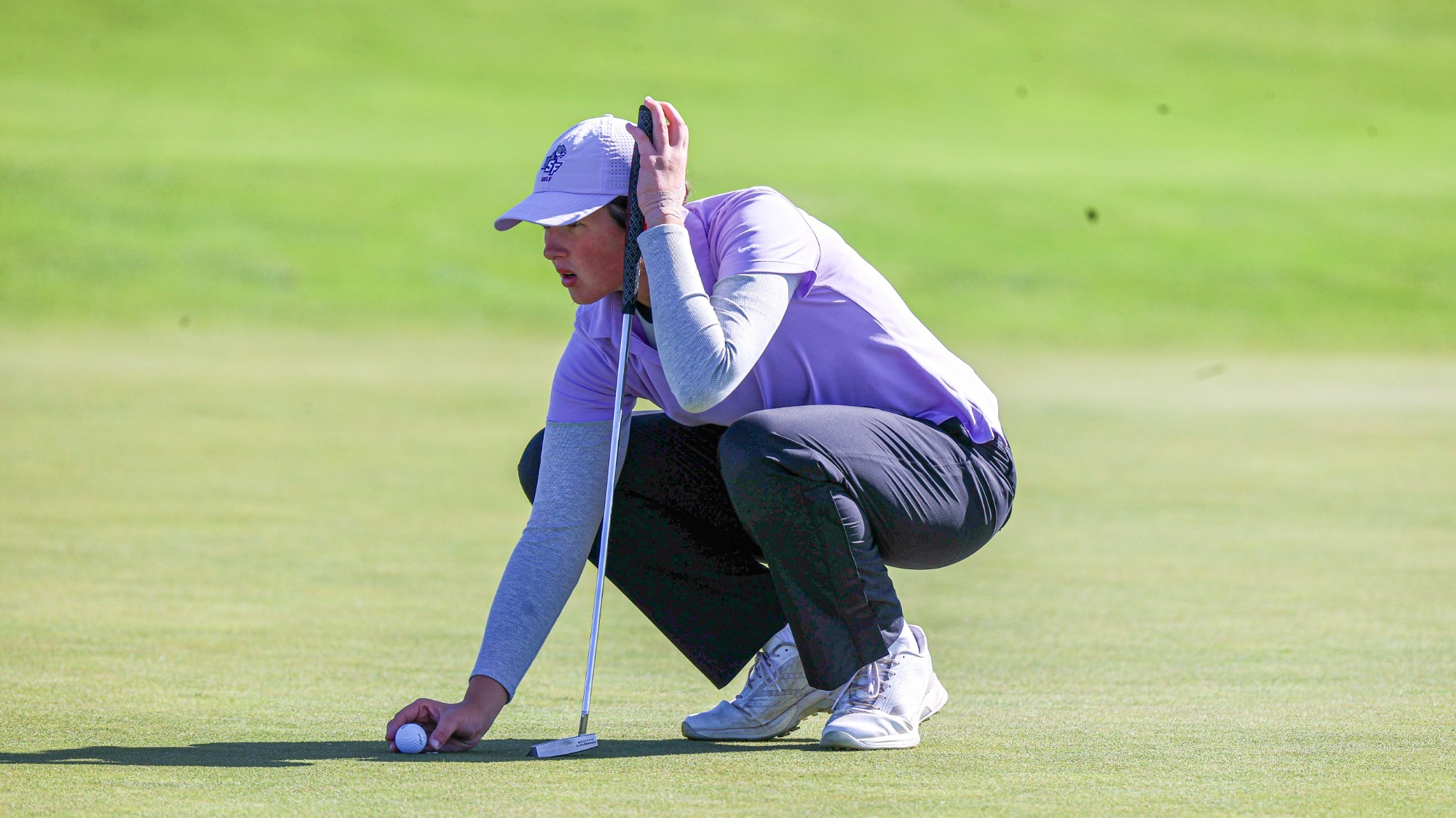 Gwen Latunski lines up her putt