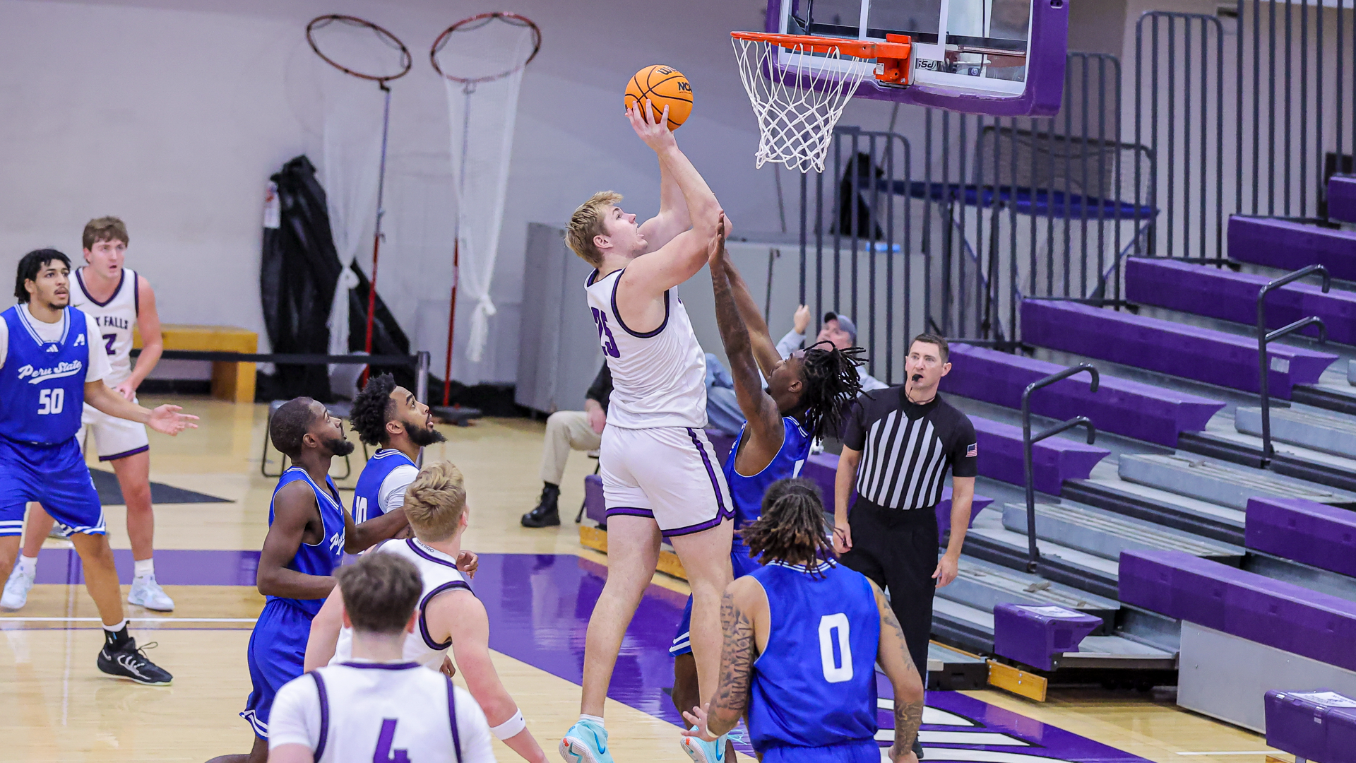 Bryon Laue takes a layup