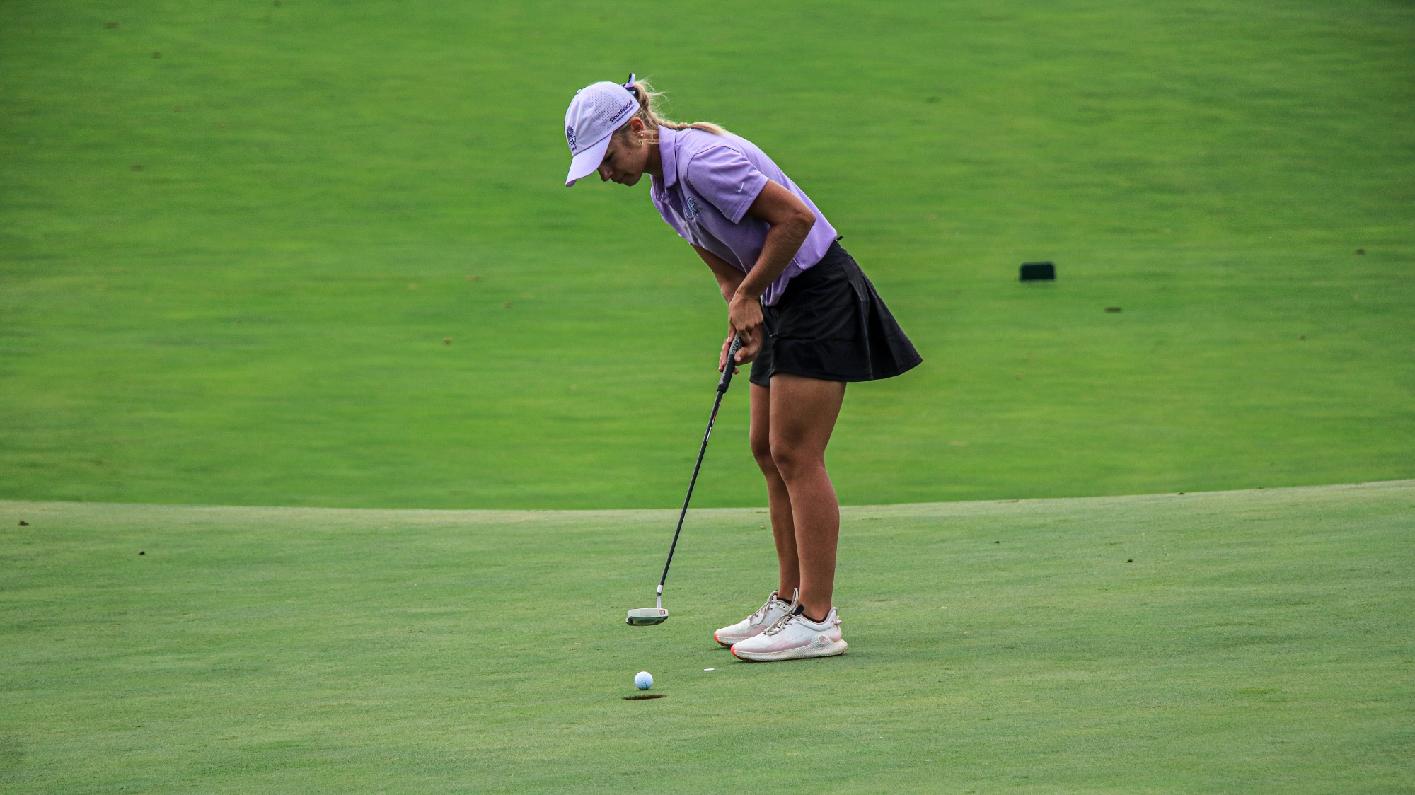 Abbie Ritzer sinks a putt