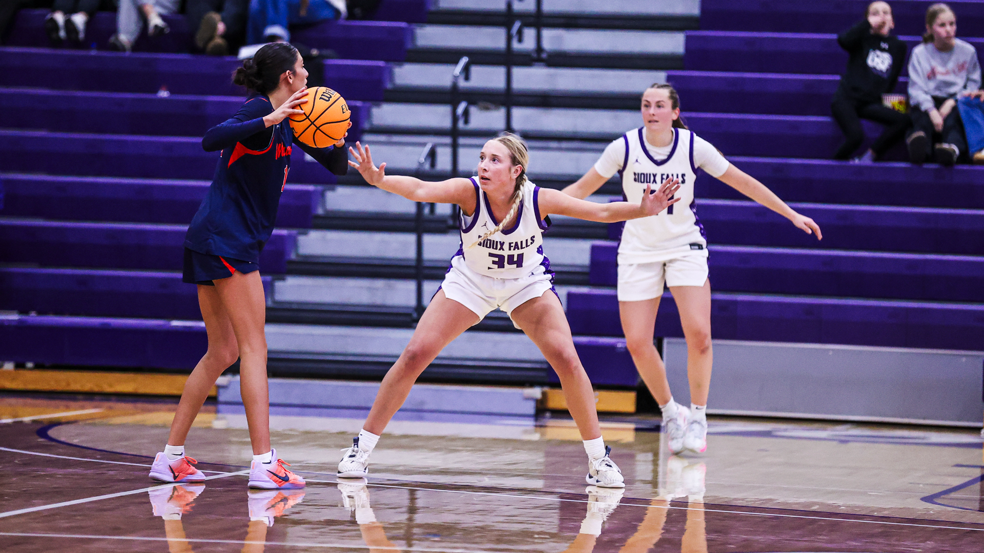 Brooklyn Harpe defends U-Mary Guard