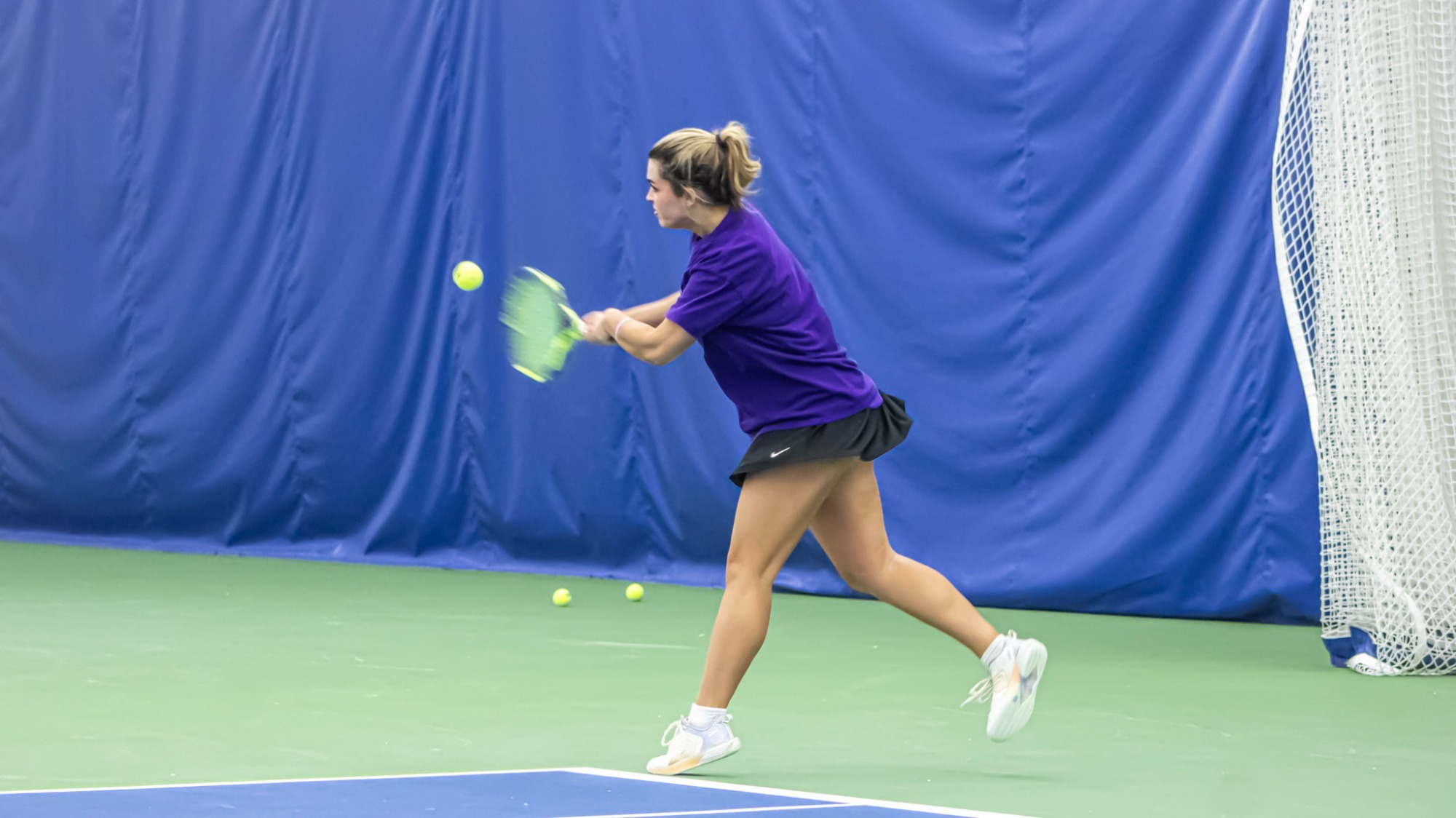 Emily Thinnsen returns a shot