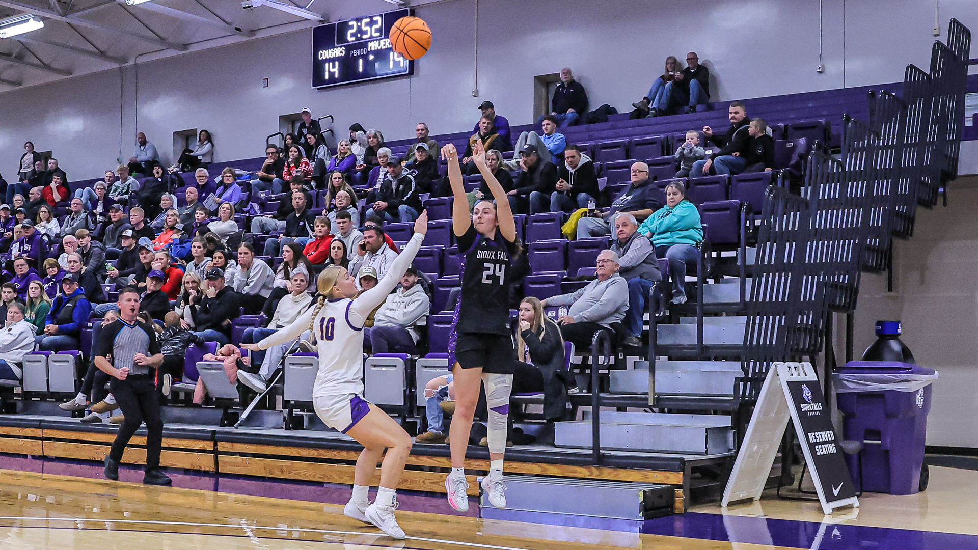 Anna Vaaler shoots the three