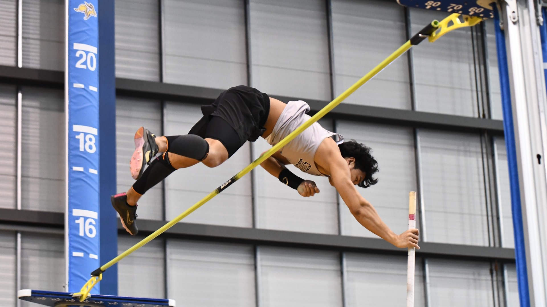 Zarek Kahn pole vaulting at SDSU Indoor