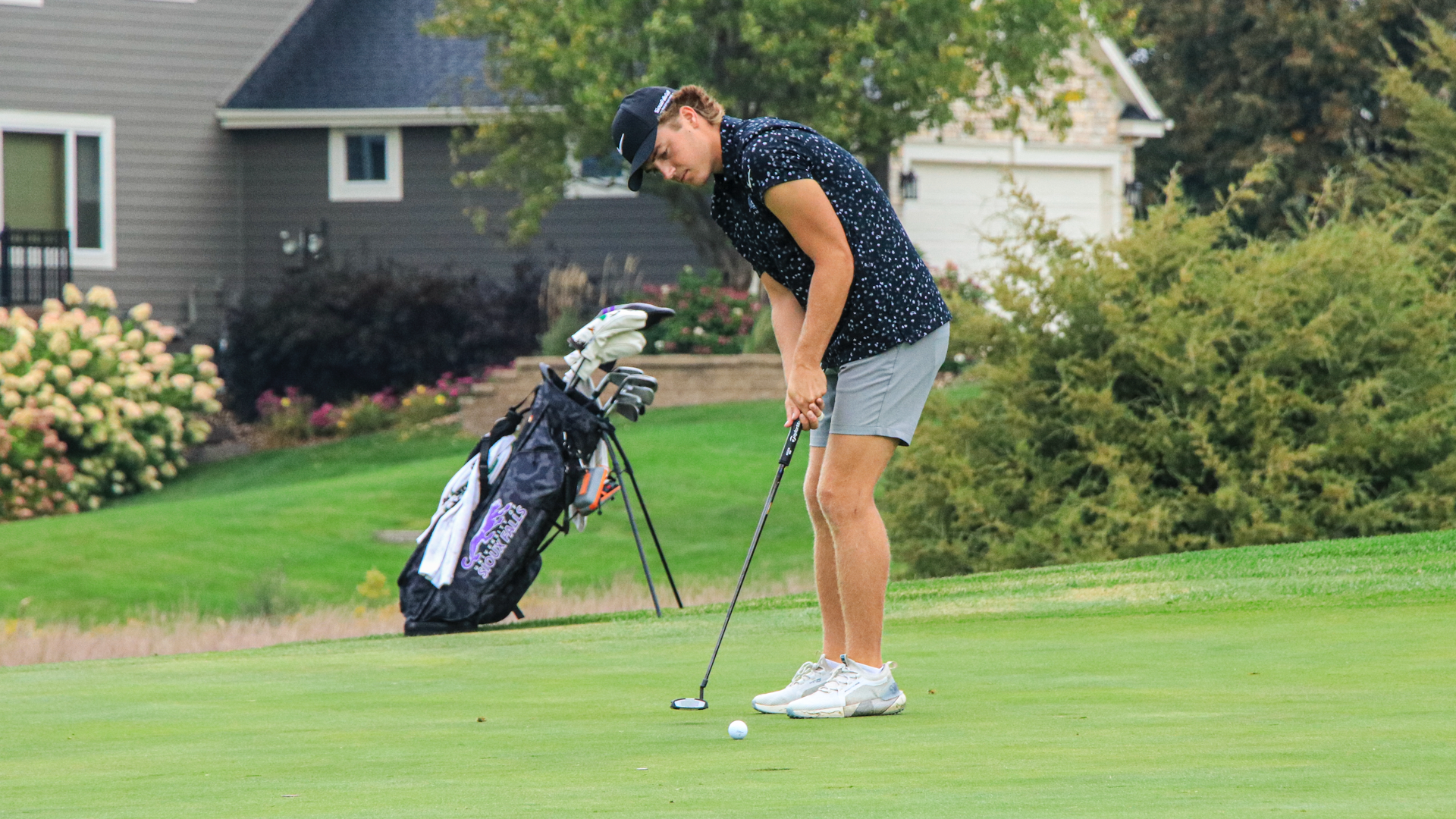 Ty Lenards hits a putt