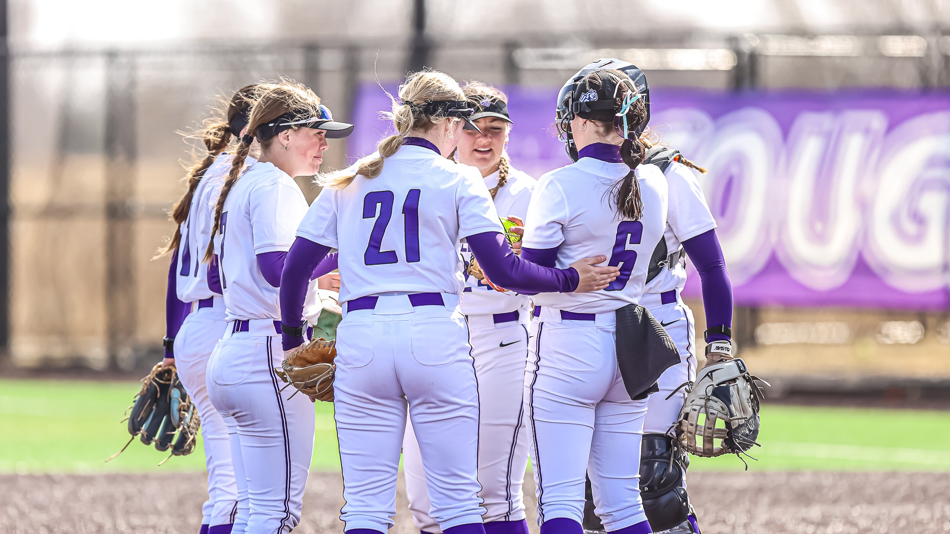 USF Softball pre-inning huddle