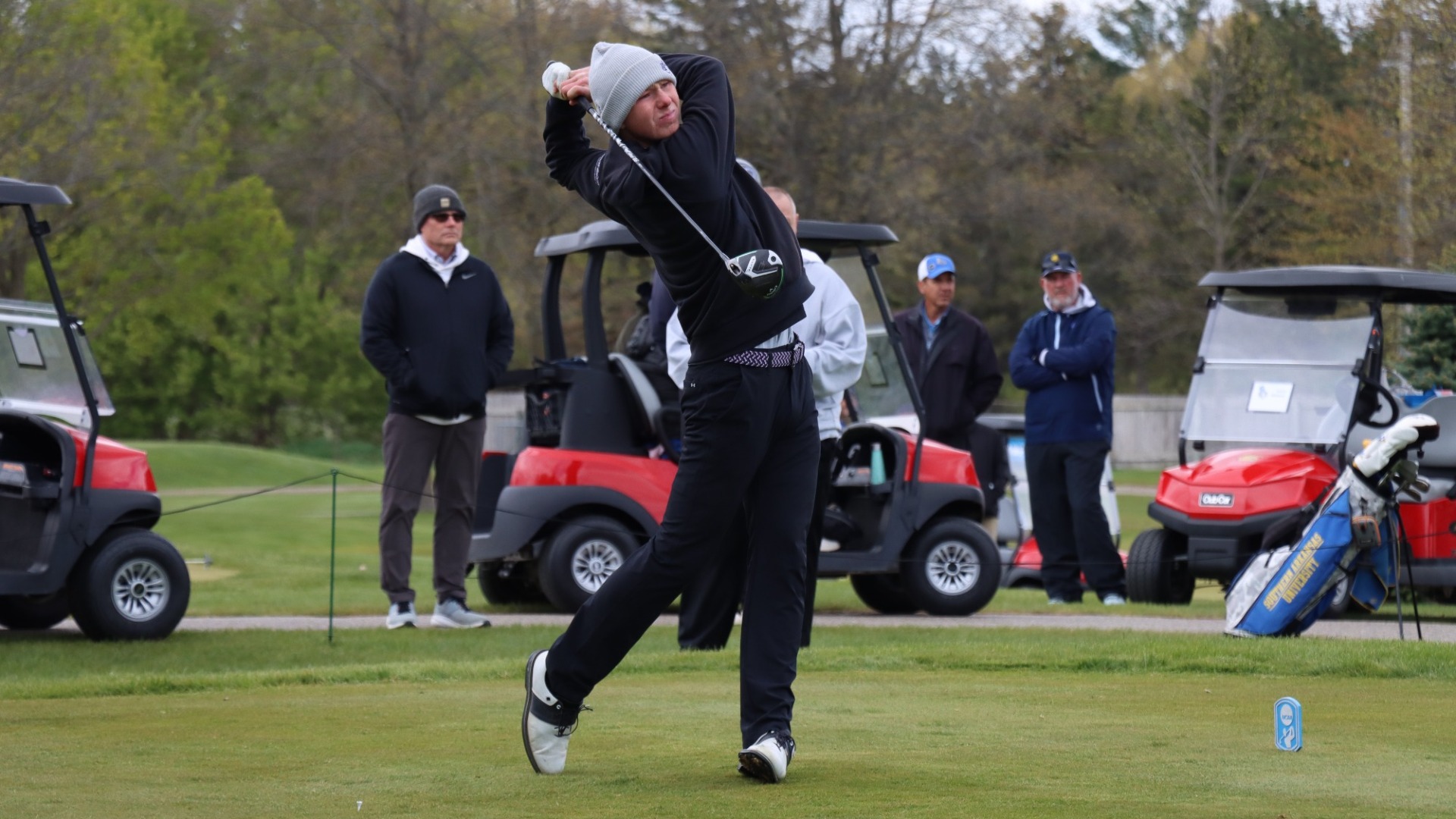 Charlie Hanson tees a ball up at 2026 NCAA DII Central/Midwest Regional