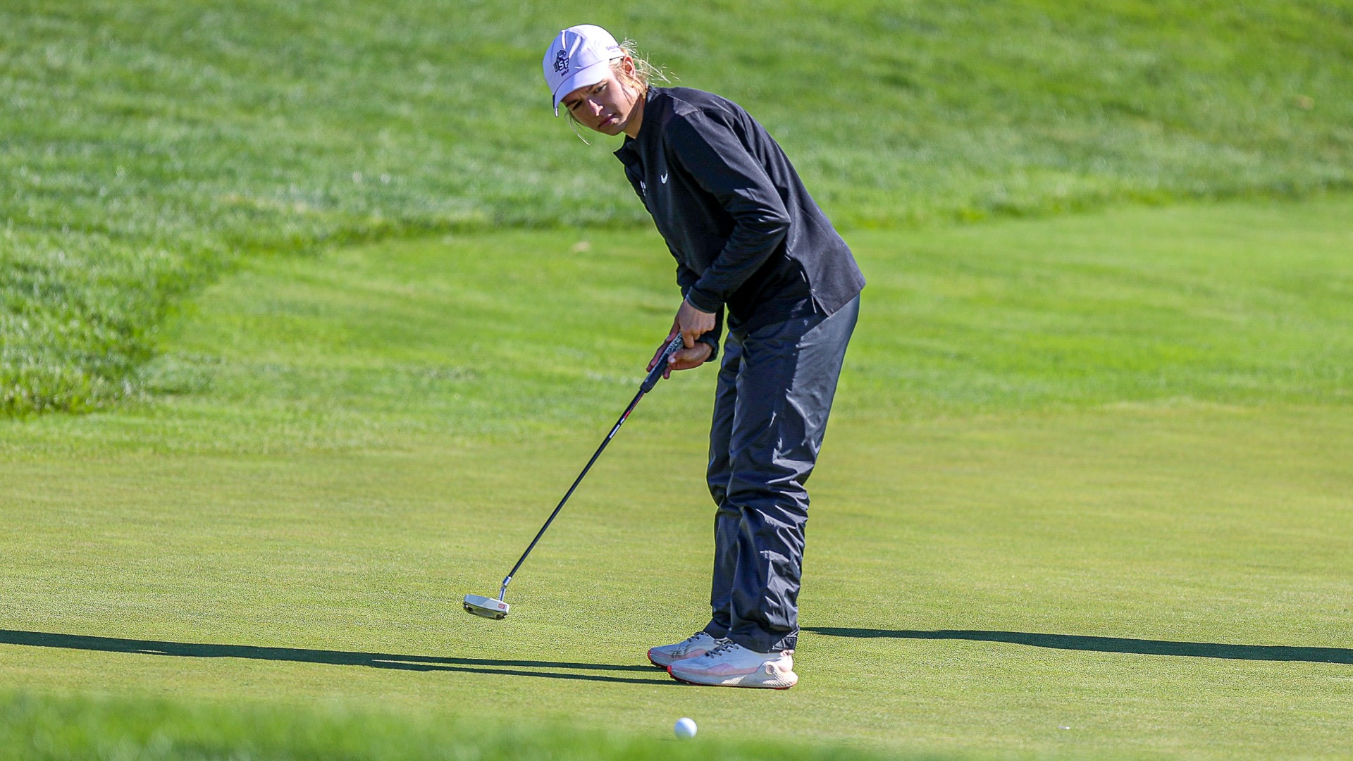 Abbie Ritzer putts a ball