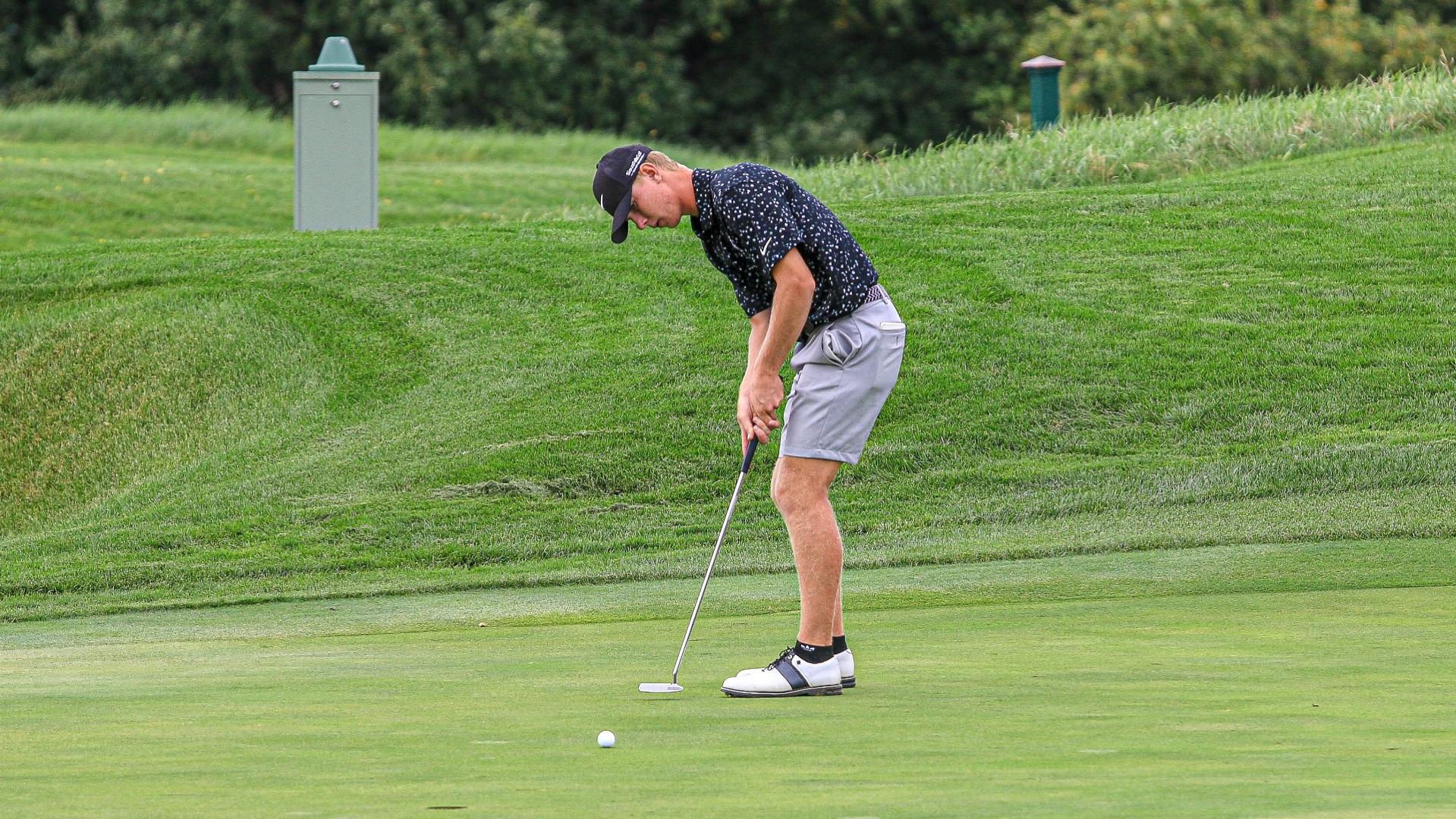 USF Golfer Charlie Hanson Putts across the green at the 2025 MSU Fall Brawl