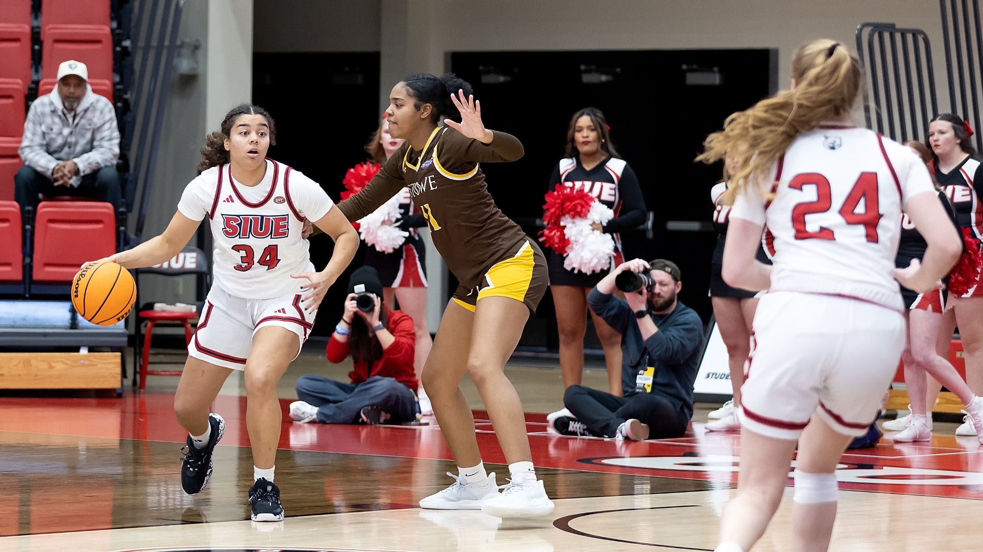 WBB Women’s Basketball v Harris-Stowe 12-14-25:SIUE Cougars women’s basketball host the Harris-Stowe Hornets for a basketball game at the First Community Arena in the Vadalabene Center Sunday, December 14, 2025 on the campus of Southern Illinois University Edwardsville. (Photo: Scott Kane / SIUE Athletics)