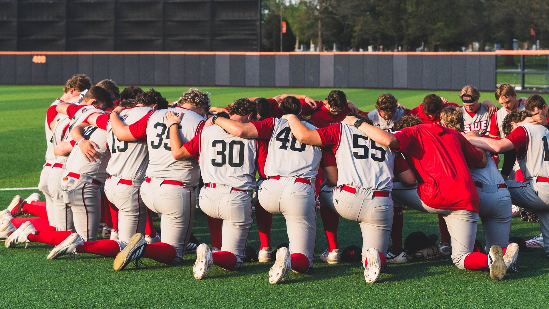 Baseball team huddles before the game at Illinois