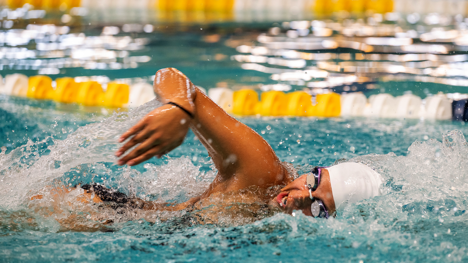 Women's swimmer competing in freestyle event 