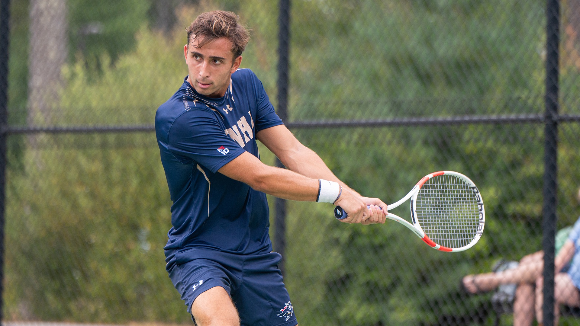 Vicente Preto preparing to hit a backhand shot