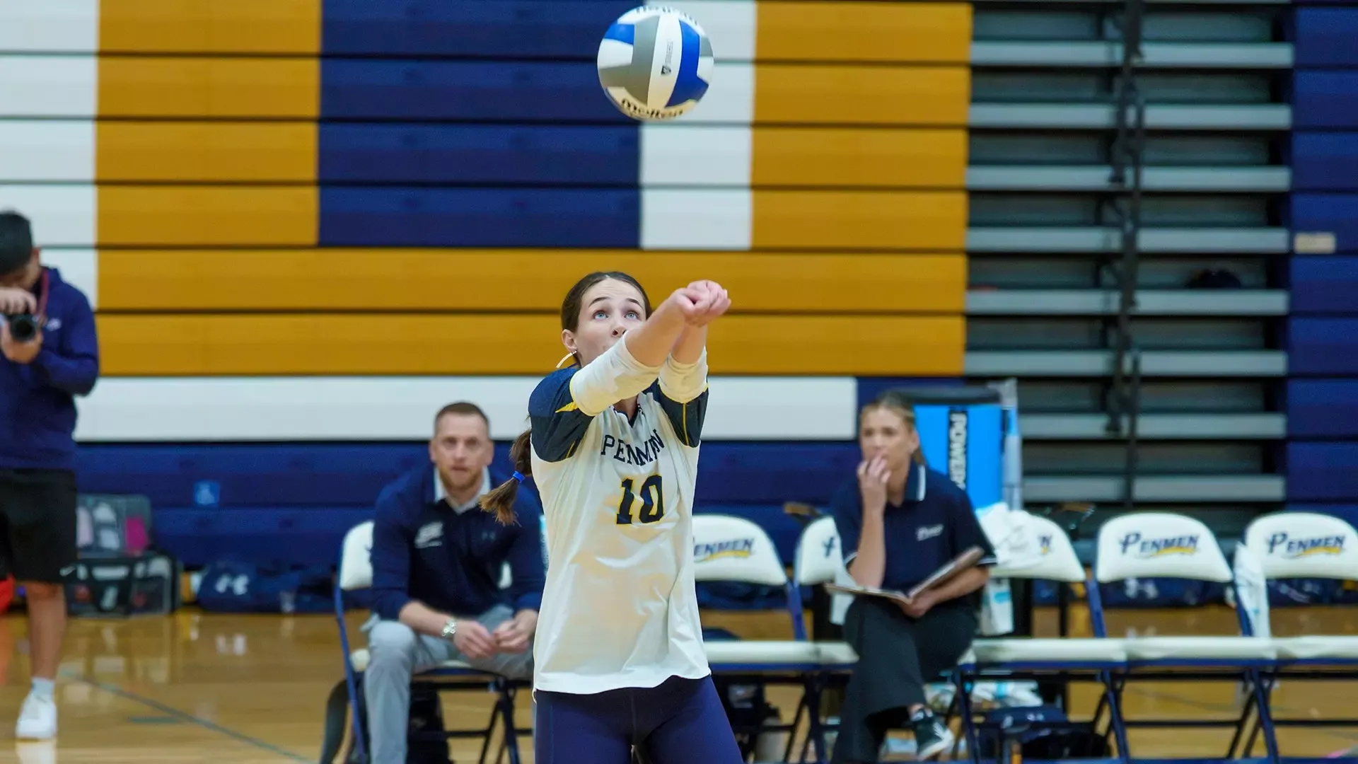 Meri Ibrahimi setting a ball