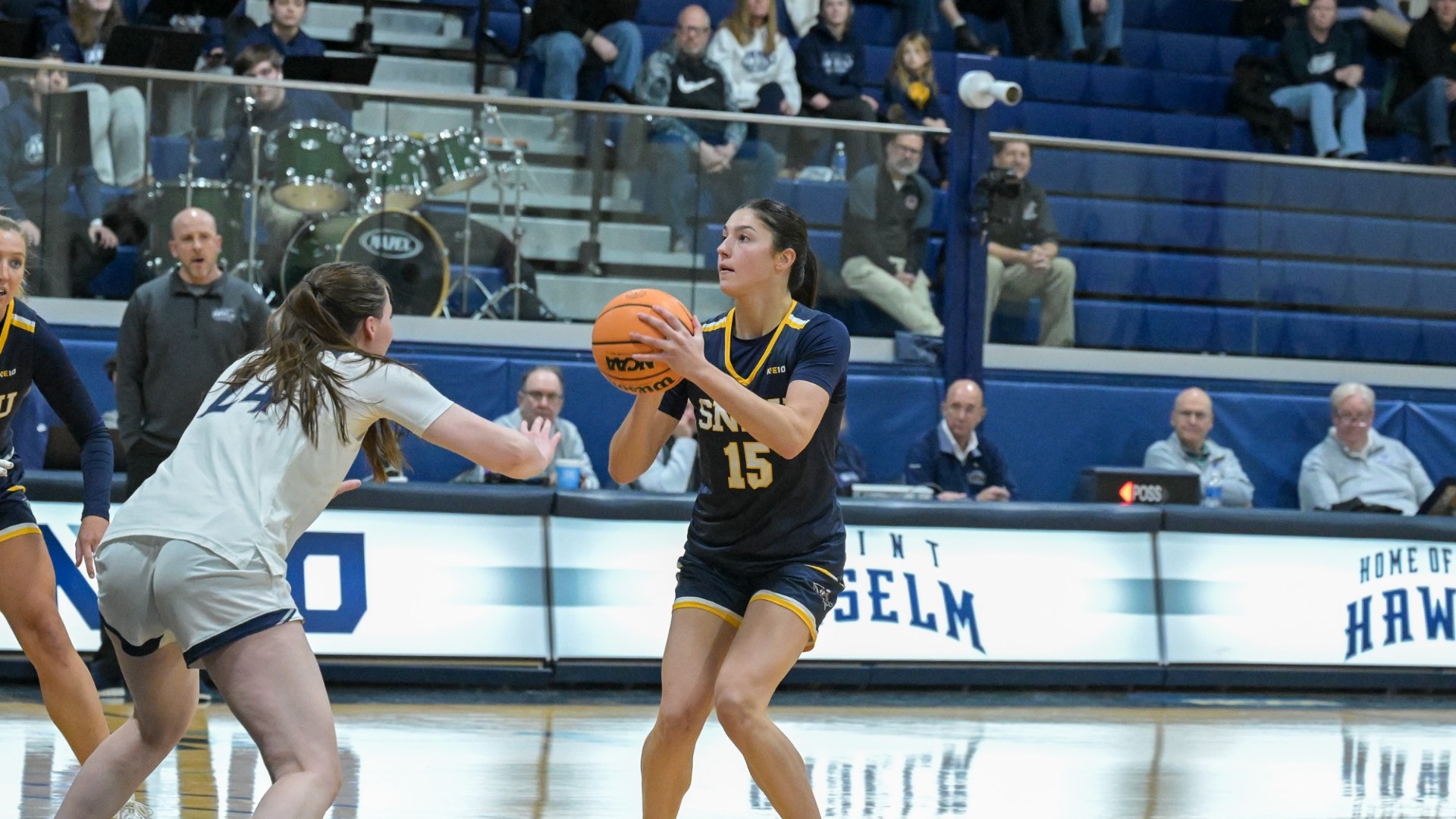 Meghan Gordon lines up a shot for women's basketball