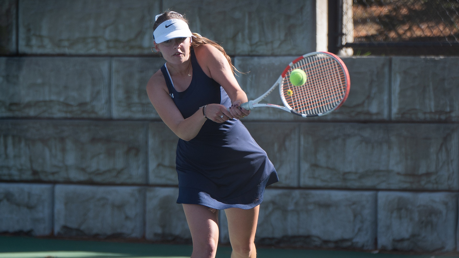 Lucia Dusseljee hitting a backhand shot