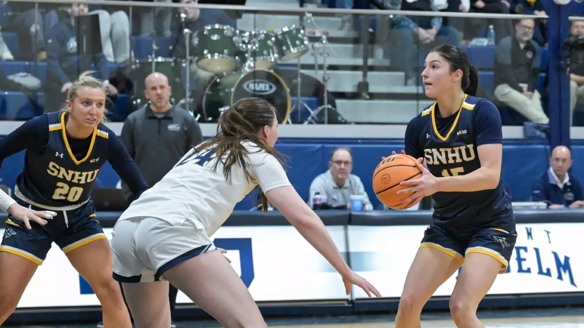 Meghan Gordon and Sydnie DeVries look for points