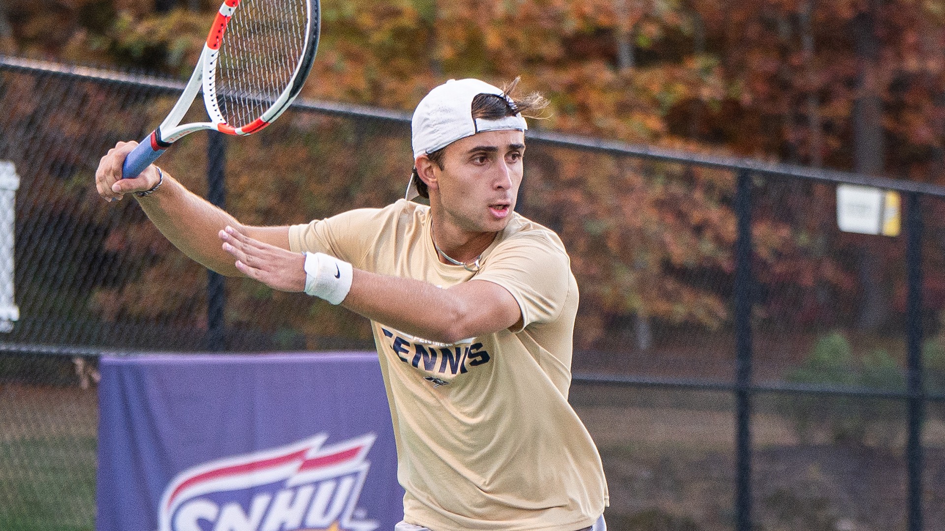 Vicente Preto preparing to hit a forehand shot