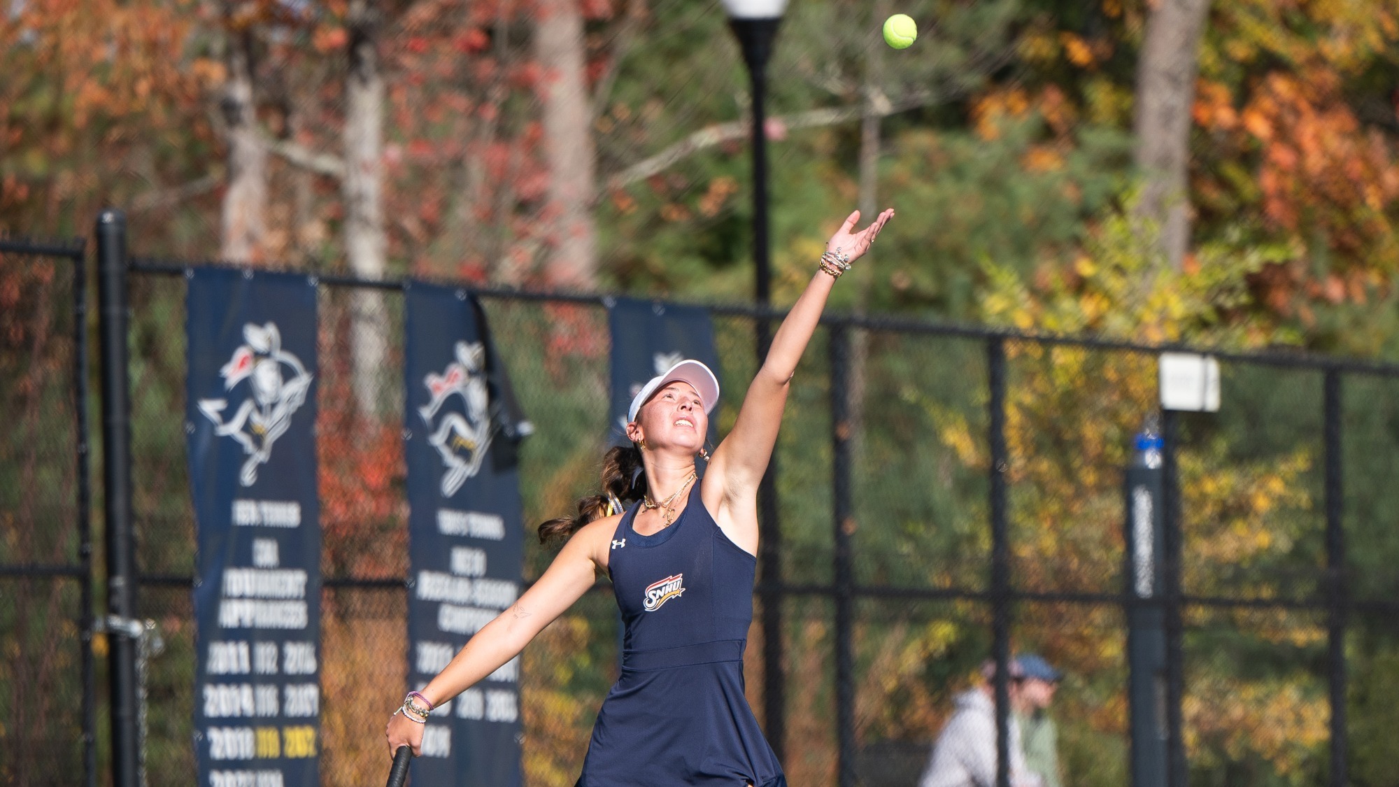 Lois Tsui tossing a ball in the air to serve