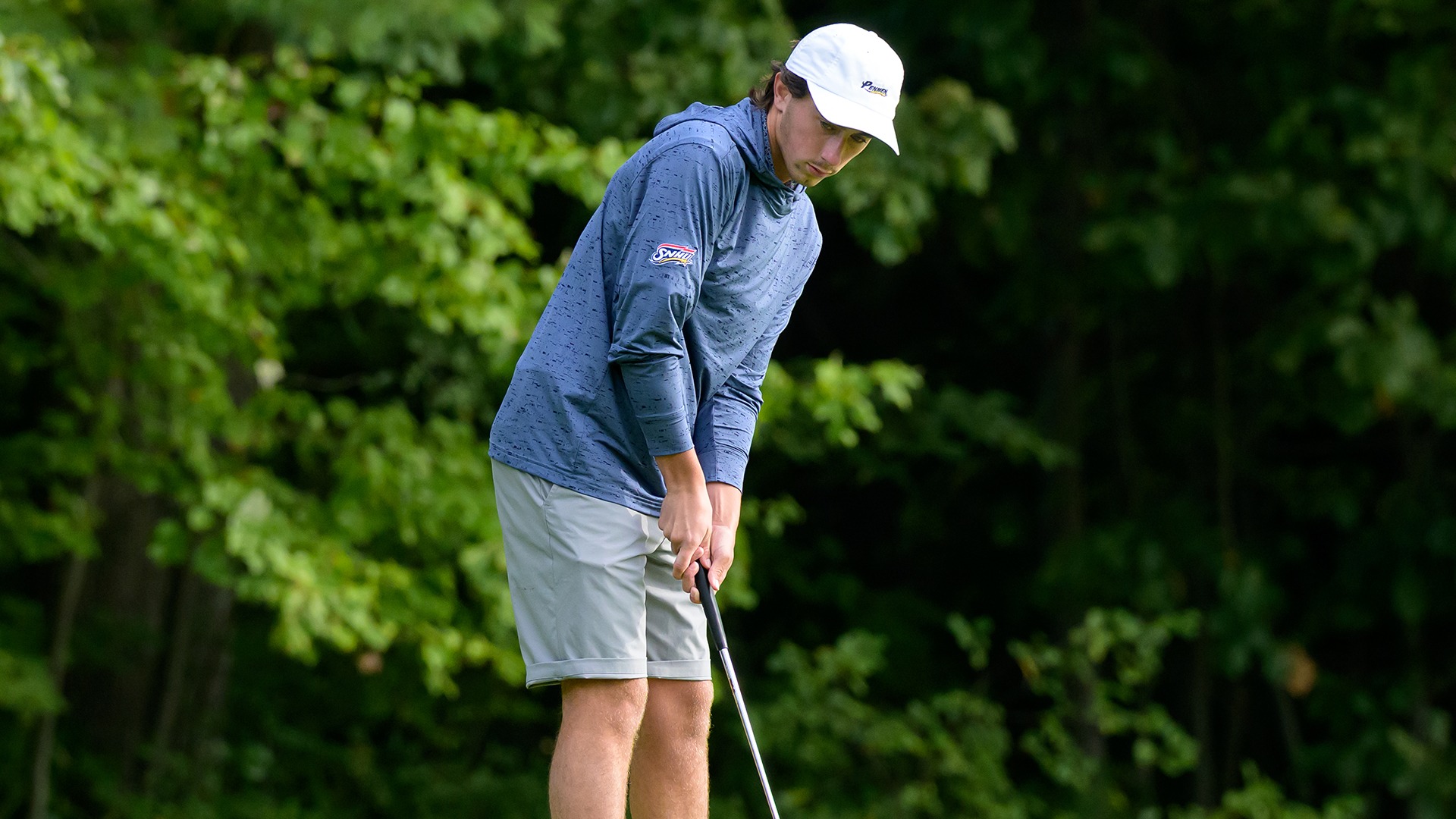 Andrew Surprenant hitting a putt