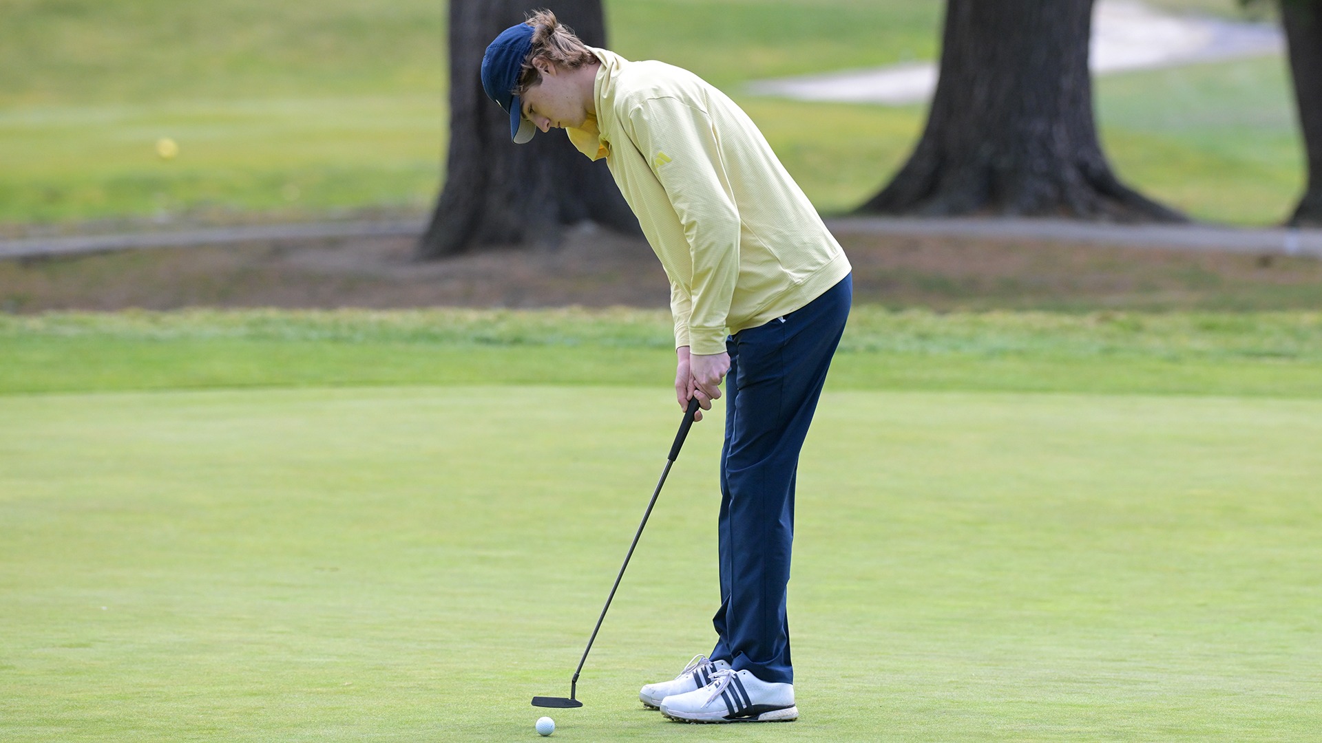 Gavin Richardson standing over his ball ready to putt