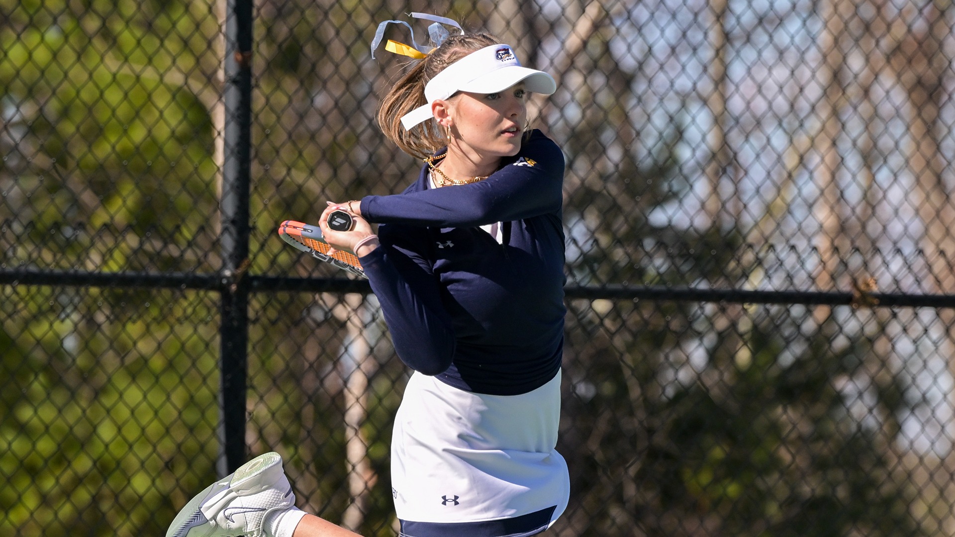 Lucia Dusseljee hitting a backhand shot