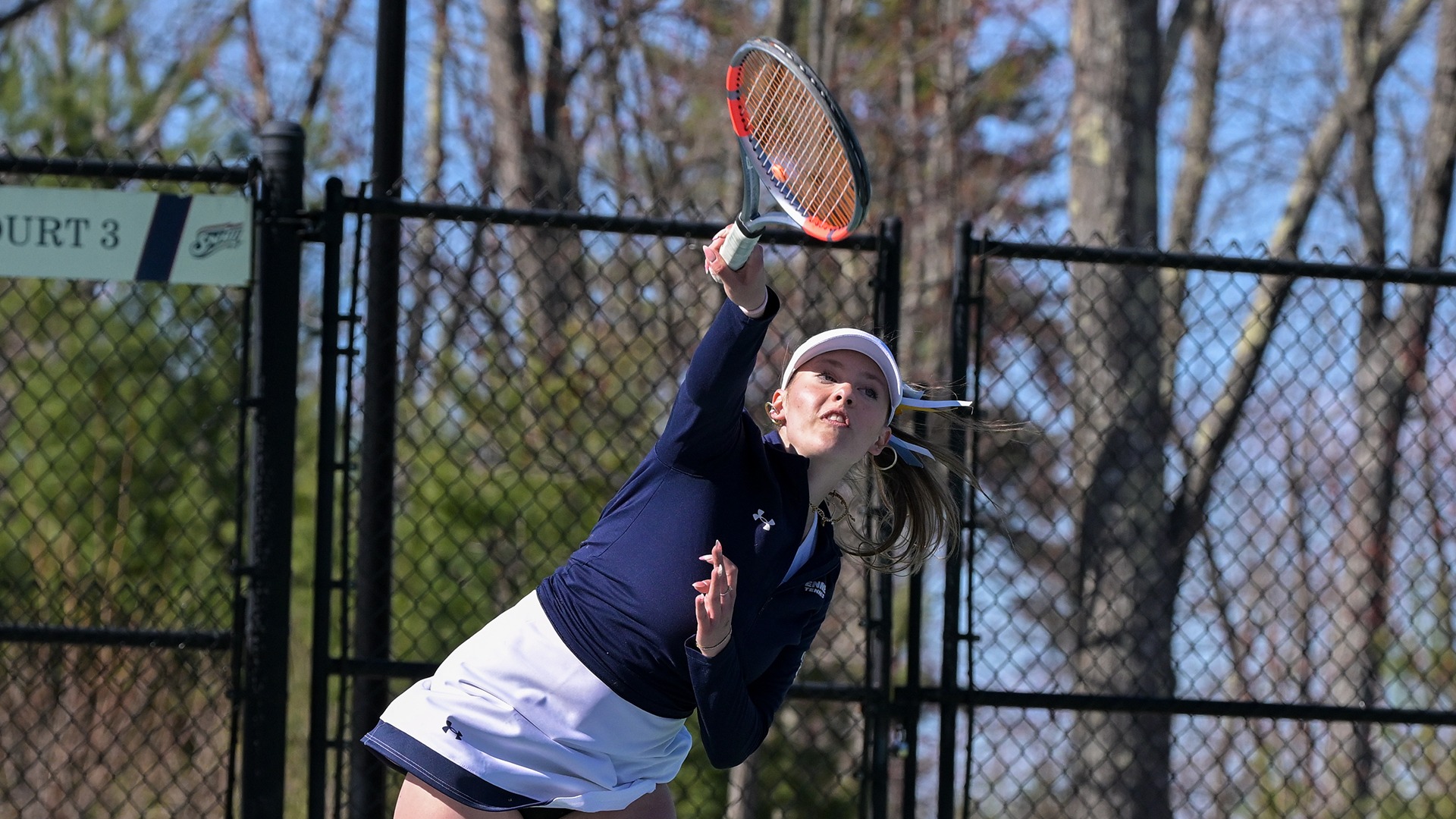 Lucia Dusseljee serving