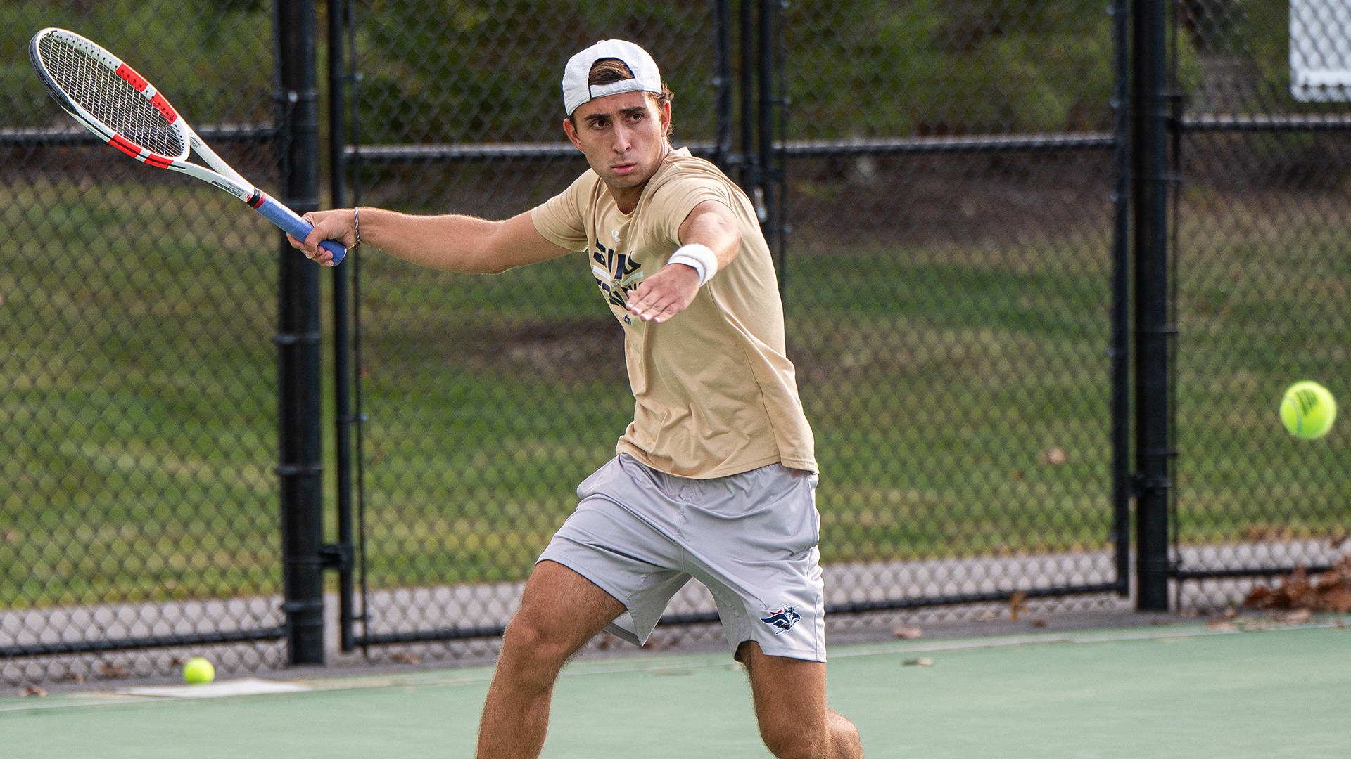 Vicente Preto preparing to hit a forehand shot